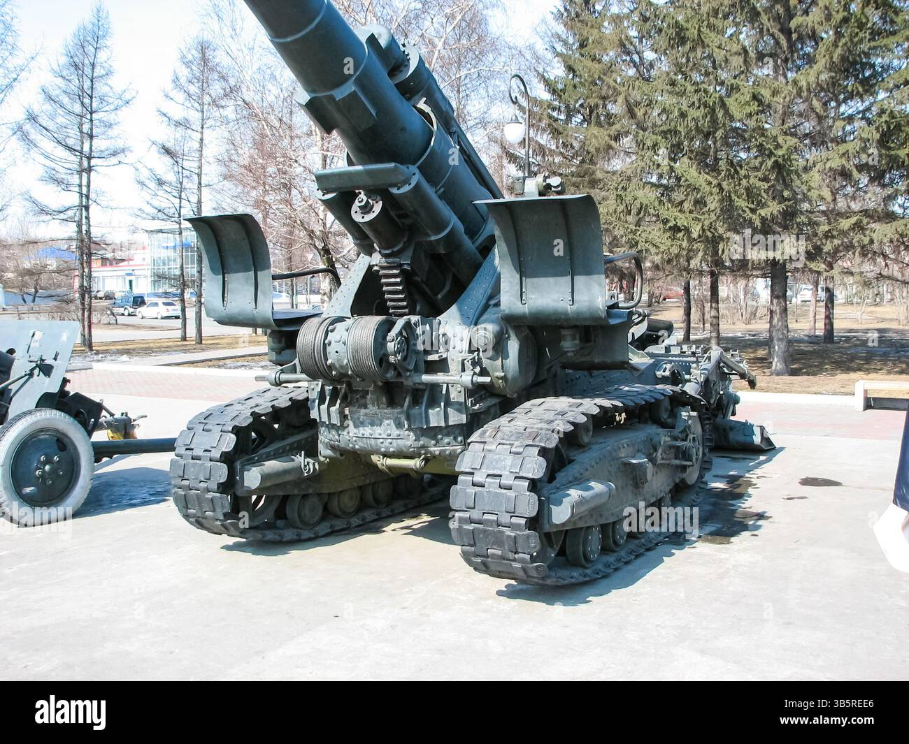 Musée de l'équipement militaire en plein air dans le parc de la ville de Krasnoïarsk. Banque D'Images