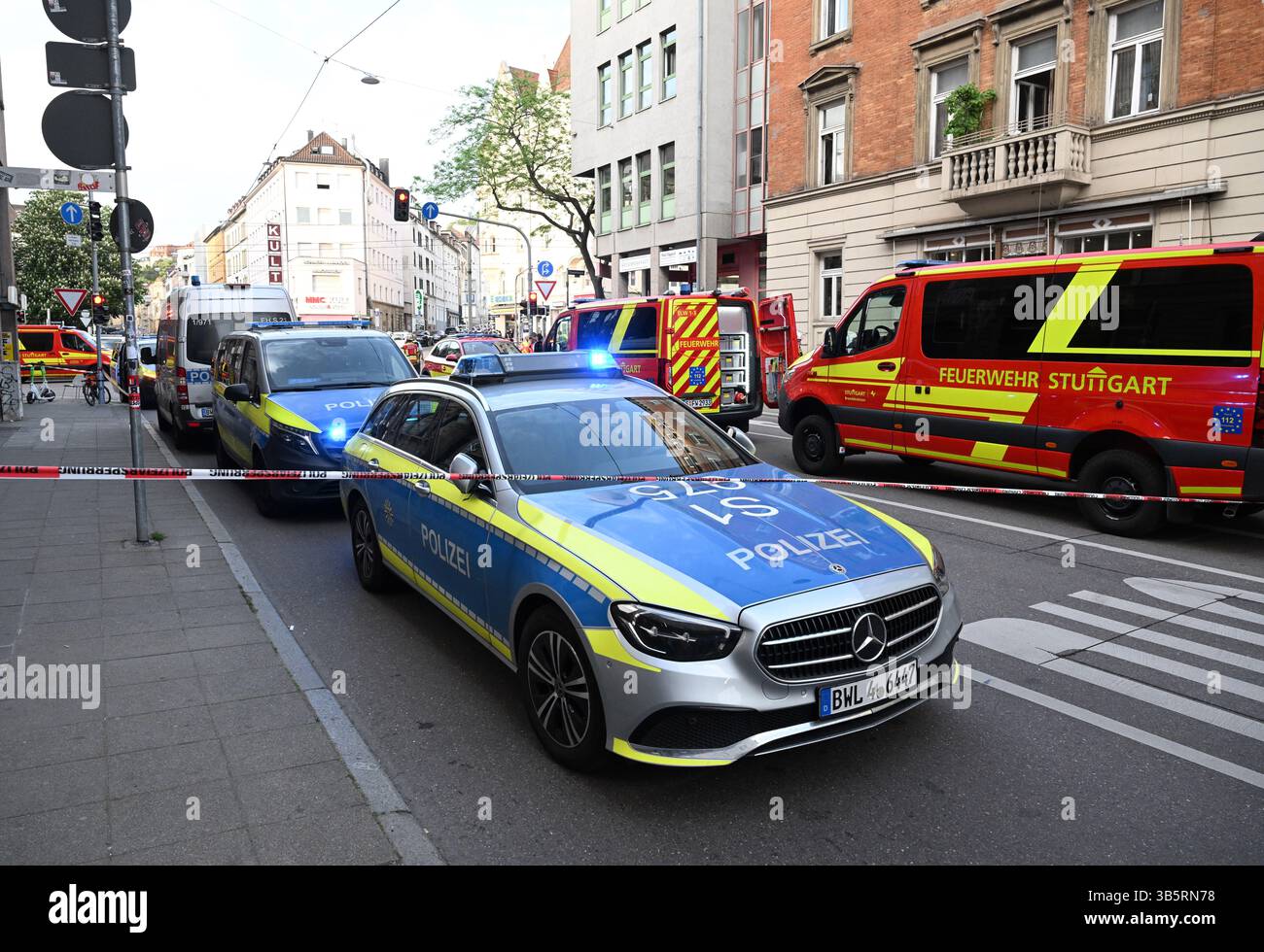 Stuttgart, Allemagne. 02 mai 2025. La police et les pompiers travaillent sur les lieux d'un accident. Selon les rapports de police, une voiture a heurté un groupe de personnes dans le centre-ville de Stuttgart. Trois personnes ont été blessées jusqu'à présent. Le chauffeur a été arrêté, a déclaré une porte-parole de la police. Crédit : Bernd Weißbrod/dpa/Alamy Live News Banque D'Images