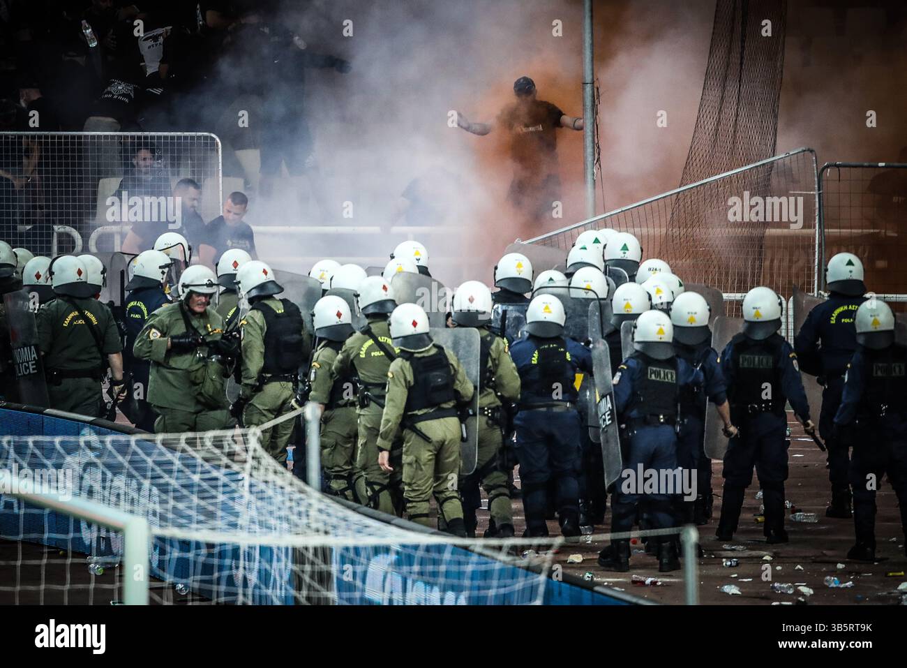 21 mai 2022, Athènes, Grèce : les supporters affrontent la police lors du match de finale de la Coupe de Grèce entre Panathinaikos et PAOK au stade olympique d'Athènes, (crédit image : © Eurokinissi via ZUMA Press Wire) Banque D'Images