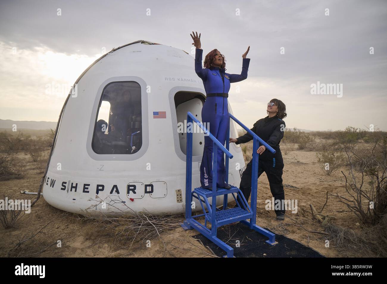 Texas, États-Unis. 14 avril 2025. GAYLE KING Crew capsule Recovery après l'atterrissage. Système de lancement suborbital et mission d'atterrissage. Ce vol suborbital, le 31e du programme New Shepard et le 11e équipage, prolongera l’initiative de Blue Origin pour démocratiser l’accès à l’espace, ayant déjà transporté 52 personnes au-delà de la ligne Karman. (Crédit image : © Blue Origin/ZUMA Press Wire) USAGE ÉDITORIAL SEULEMENT ! Non destiné à UN USAGE commercial ! Banque D'Images