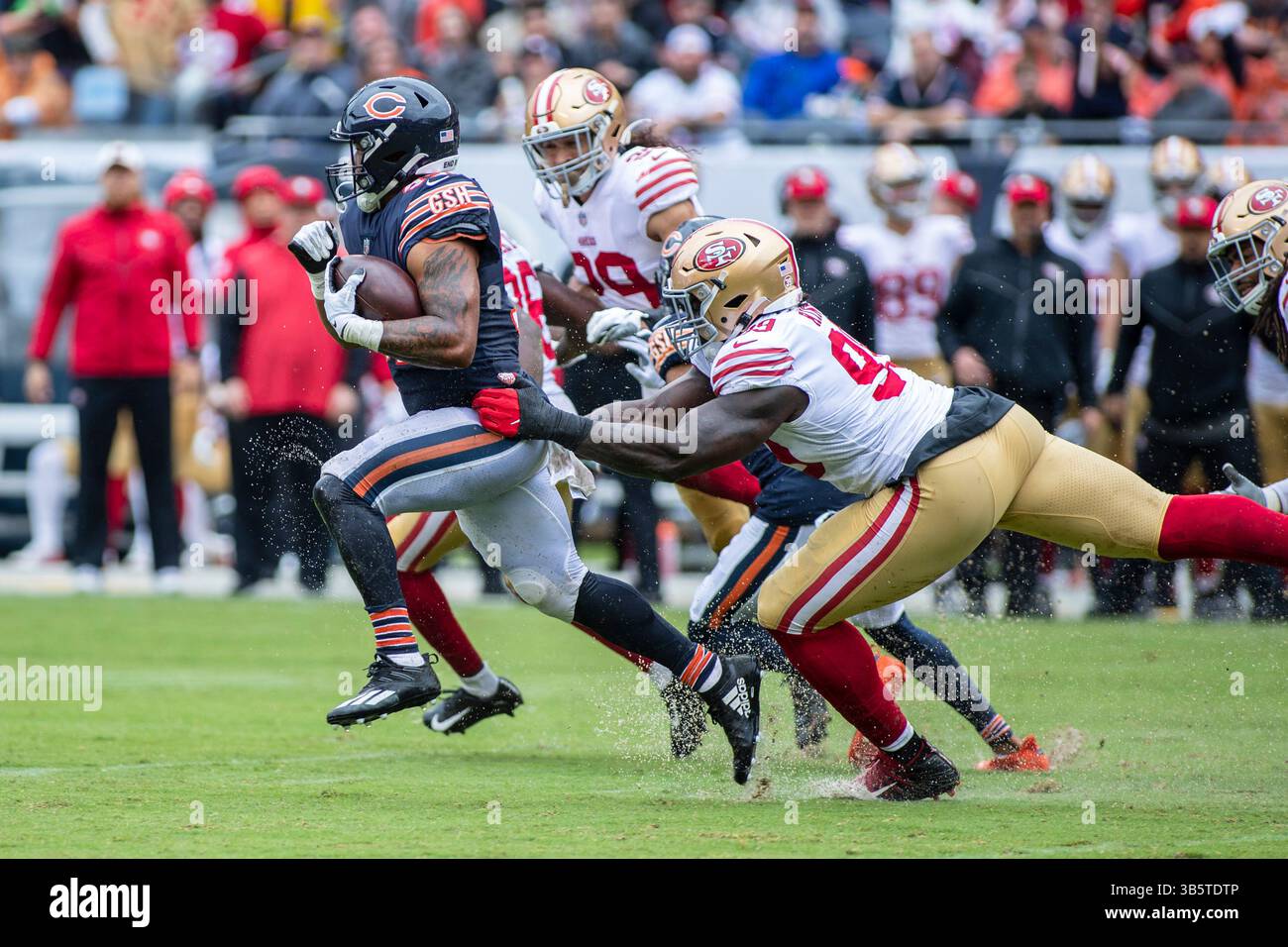 11 septembre 2022 : Chicago, Illinois, États-Unis - Chicago Bears #32 David Montgomery court avec le ballon devant San Francisco 49ers #99 Javon Kinlaw pendant le match entre les San Francisco 49ers et les Chicago Bears au Soldier Field à Chicago, il. (Crédit image : © Mike Wulf/CSM via ZUMA Press Wire) Banque D'Images