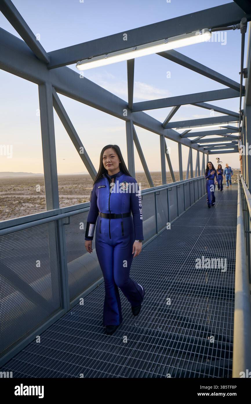 Texas, États-Unis. 14 avril 2025. AMANDA NGUYEN sur la tour de lancement. Système de lancement suborbital et mission d'atterrissage. Ce vol suborbital, le 31e du programme New Shepard et le 11e équipage, prolongera l’initiative de Blue Origin pour démocratiser l’accès à l’espace, ayant déjà transporté 52 personnes au-delà de la ligne Karman. (Crédit image : © Blue Origin/ZUMA Press Wire) USAGE ÉDITORIAL SEULEMENT ! Non destiné à UN USAGE commercial ! Banque D'Images