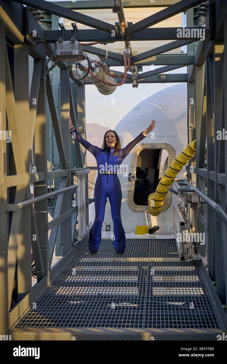 Texas, États-Unis. 14 avril 2025. KERIANNE FLYNN sur la tour de lancement. Système de lancement suborbital et mission d'atterrissage. Ce vol suborbital, le 31e du programme New Shepard et le 11e équipage, prolongera l’initiative de Blue Origin pour démocratiser l’accès à l’espace, ayant déjà transporté 52 personnes au-delà de la ligne Karman. (Crédit image : © Blue Origin/ZUMA Press Wire) USAGE ÉDITORIAL SEULEMENT ! Non destiné à UN USAGE commercial ! Banque D'Images
