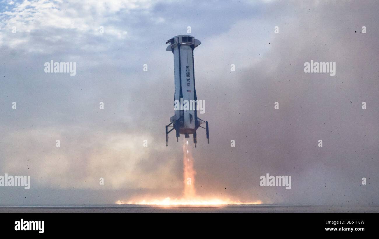 Texas, États-Unis. 14 avril 2025. Atterrissage du booster. Système de lancement suborbital et mission d'atterrissage. Ce vol suborbital, le 31e du programme New Shepard et le 11e équipage, prolongera l’initiative de Blue Origin pour démocratiser l’accès à l’espace, ayant déjà transporté 52 personnes au-delà de la ligne Karman. (Crédit image : © Blue Origin/ZUMA Press Wire) USAGE ÉDITORIAL SEULEMENT ! Non destiné à UN USAGE commercial ! Banque D'Images