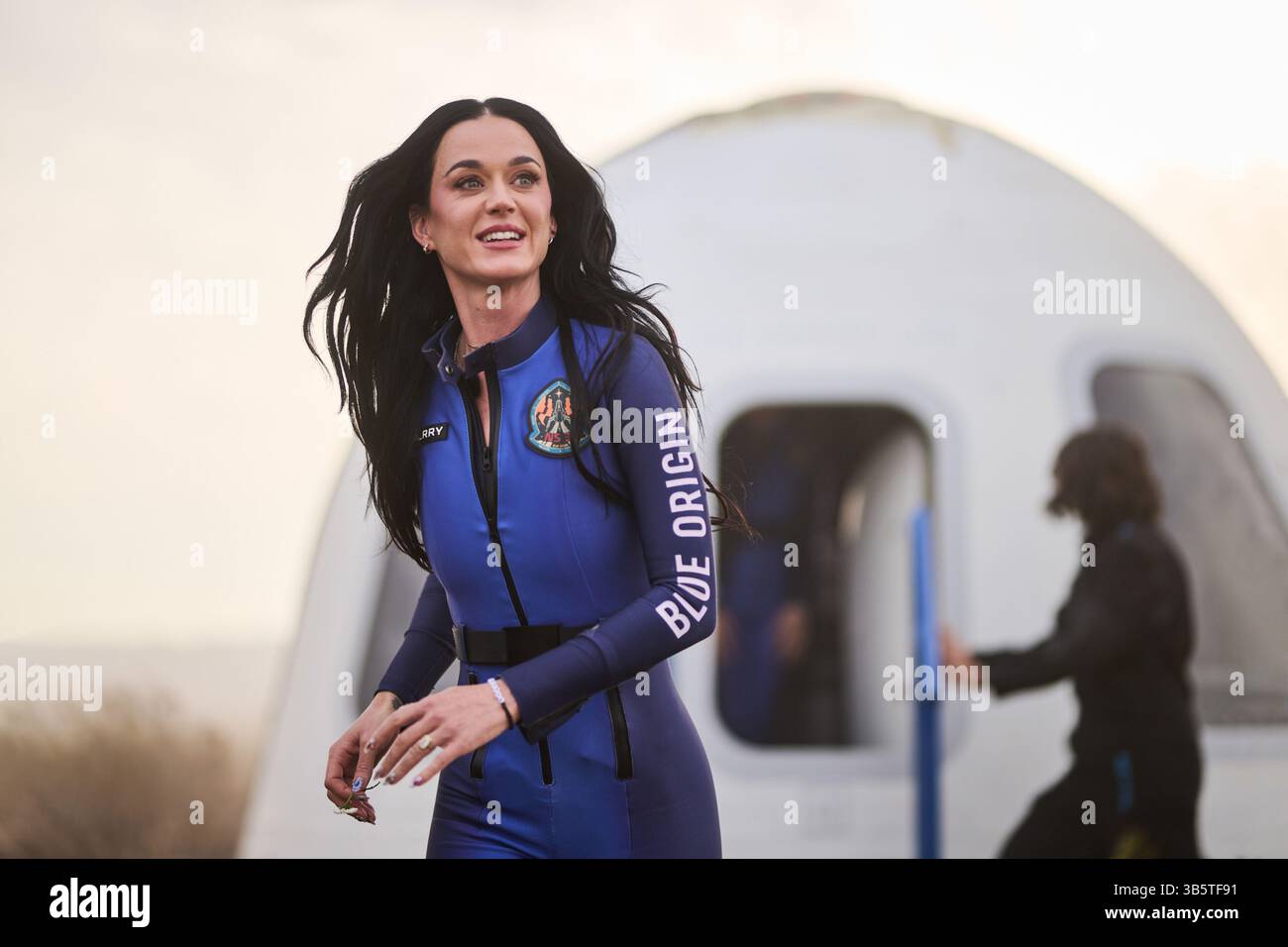 Texas, États-Unis. 14 avril 2025. KATY PERRY après l'atterrissage. Système de lancement suborbital et mission d'atterrissage. Ce vol suborbital, le 31e du programme New Shepard et le 11e équipage, prolongera l’initiative de Blue Origin pour démocratiser l’accès à l’espace, ayant déjà transporté 52 personnes au-delà de la ligne Karman. (Crédit image : © Blue Origin/ZUMA Press Wire) USAGE ÉDITORIAL SEULEMENT ! Non destiné à UN USAGE commercial ! Banque D'Images
