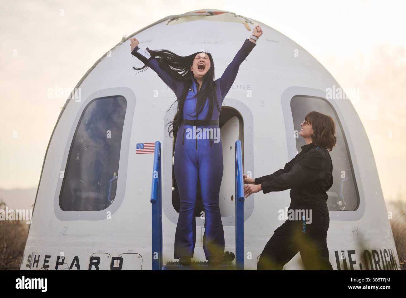 Texas, États-Unis. 14 avril 2025. AMANDA NGUYEN Crew capsule Recovery après l'atterrissage. Système de lancement suborbital et mission d'atterrissage. Ce vol suborbital, le 31e du programme New Shepard et le 11e équipage, prolongera l’initiative de Blue Origin pour démocratiser l’accès à l’espace, ayant déjà transporté 52 personnes au-delà de la ligne Karman. (Crédit image : © Blue Origin/ZUMA Press Wire) USAGE ÉDITORIAL SEULEMENT ! Non destiné à UN USAGE commercial ! Banque D'Images