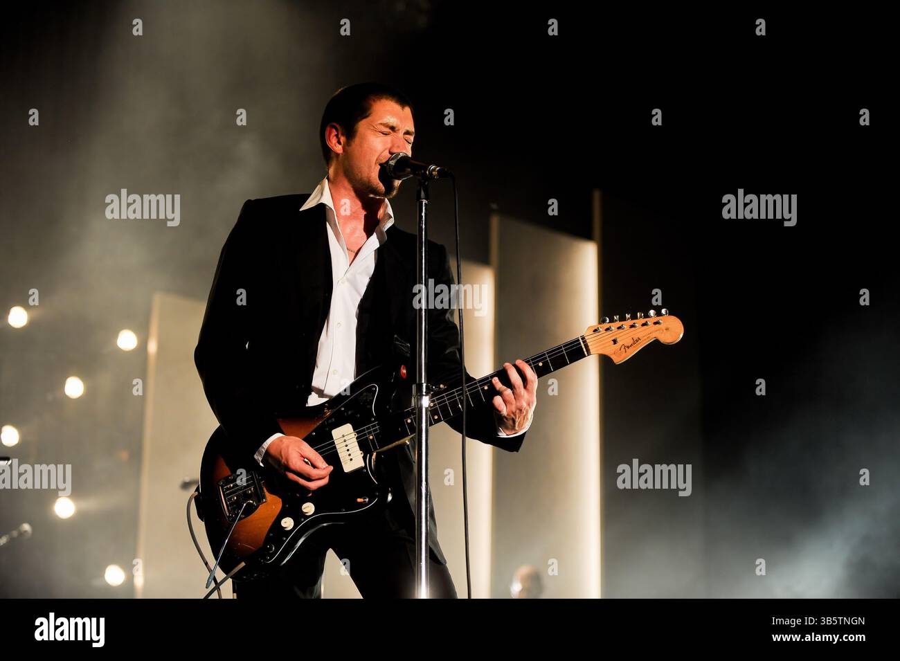 18 septembre 2018, Sheffield, South Yorkshire, Royaume-Uni : Alex Turner, chanteur des Arctic Monkeys, présente un spectacle à Sheffield Arena. (Crédit image : © Robin Burns/SOPA images via ZUMA Press Wire) Banque D'Images 18 septembre 2018, Sheffield, South Yorkshire, Royaume-Uni : Alex Turner, chanteur des Arctic Monkeys, présente un spectacle à Sheffield Arena. (Crédit image : © Robin Burns/SOPA images via ZUMA Press Wire) Banque D'Images