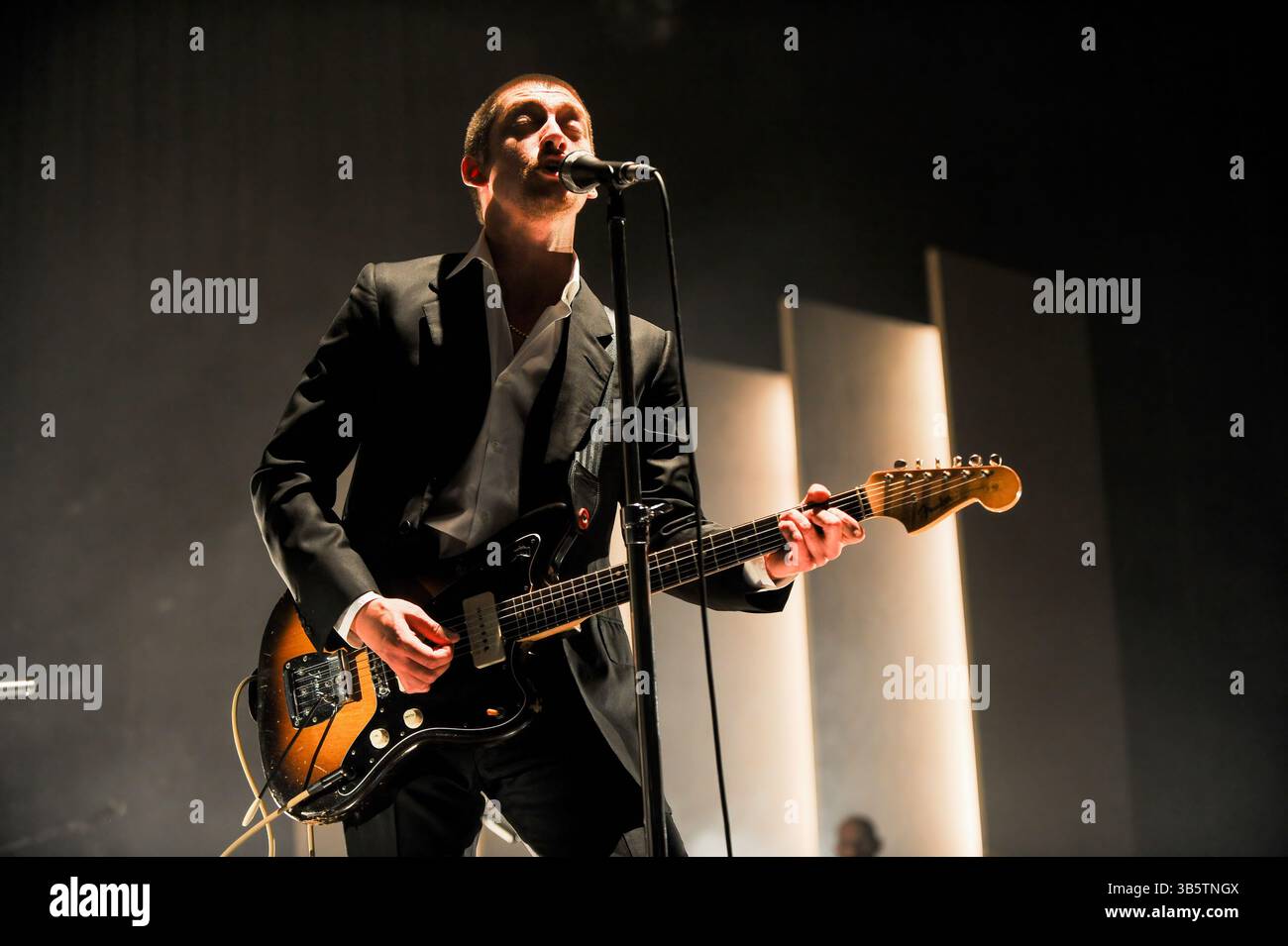 18 septembre 2018, Sheffield, South Yorkshire, Royaume-Uni : Alex Turner, chanteur des Arctic Monkeys, présente un spectacle à Sheffield Arena. (Crédit image : © Robin Burns/SOPA images via ZUMA Press Wire) Banque D'Images 18 septembre 2018, Sheffield, South Yorkshire, Royaume-Uni : Alex Turner, chanteur des Arctic Monkeys, présente un spectacle à Sheffield Arena. (Crédit image : © Robin Burns/SOPA images via ZUMA Press Wire) Banque D'Images