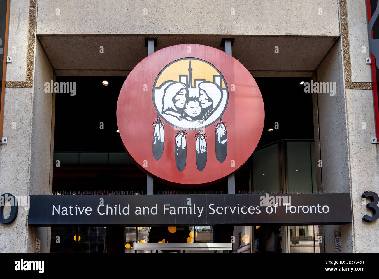 L'enseigne et le logo de Native Child and Family services of Toronto sont visibles au 30 College réunis au centre-ville de Toronto Banque D'Images