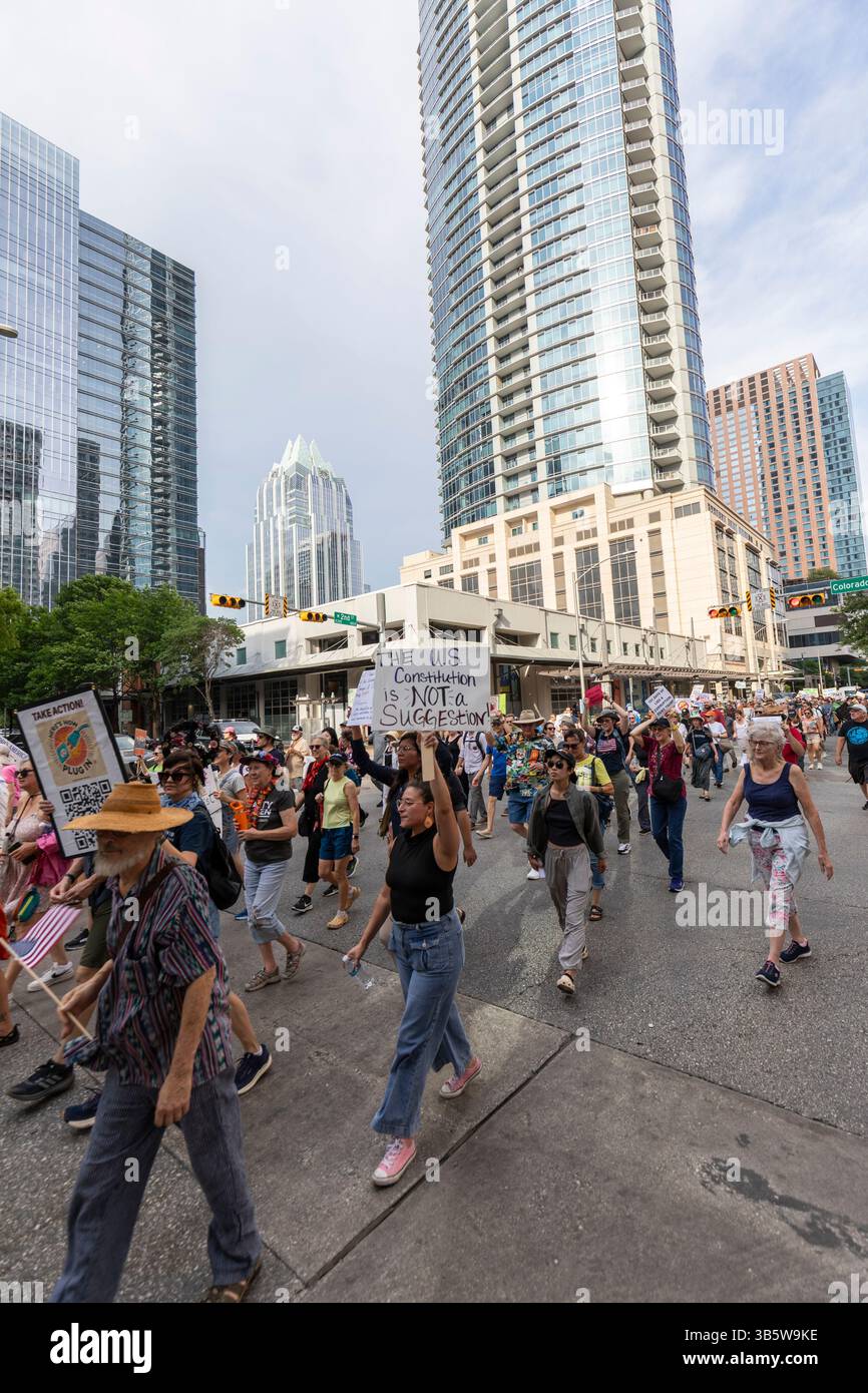 1er mai LES manifestants marchent sur la deuxième rue jusqu'à l'hôtel de ville Austin, Texas 1er mai 2025. Banque D'Images