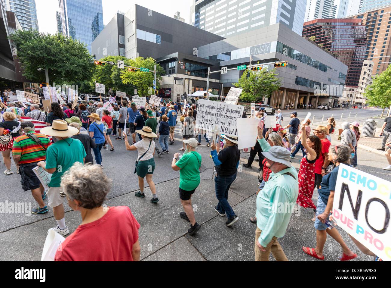 1er mai LES manifestants marchent sur la deuxième rue jusqu'à l'hôtel de ville Austin, Texas 1er mai 2025. Banque D'Images