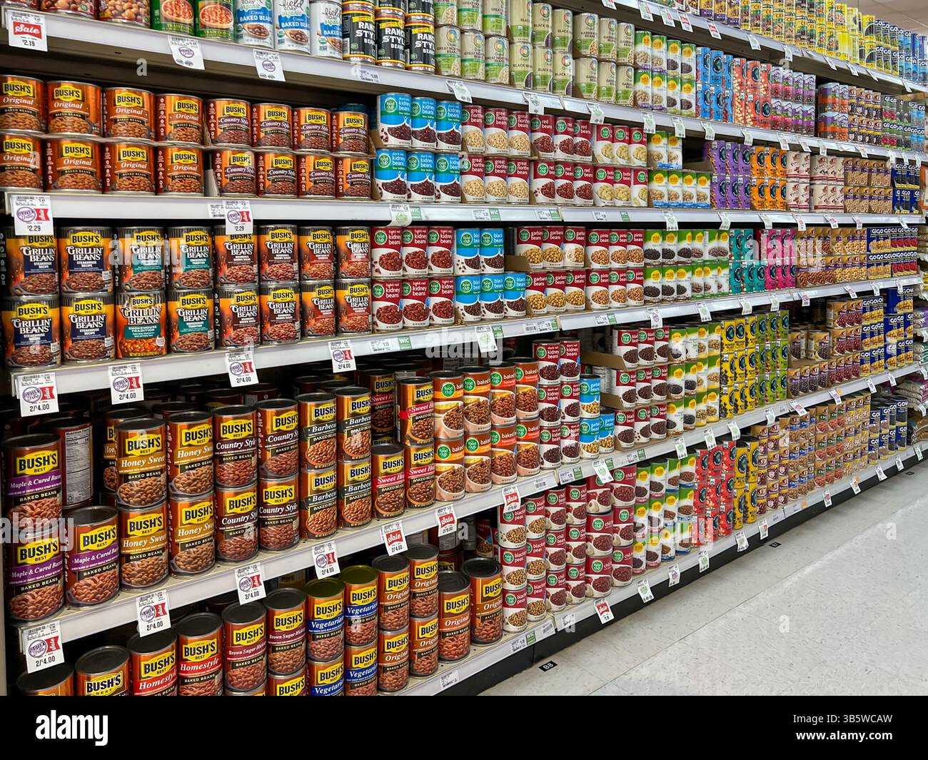 Variétés de haricots en conserve sur les étagères dans un supermarché. Utah, États-Unis. Banque D'Images