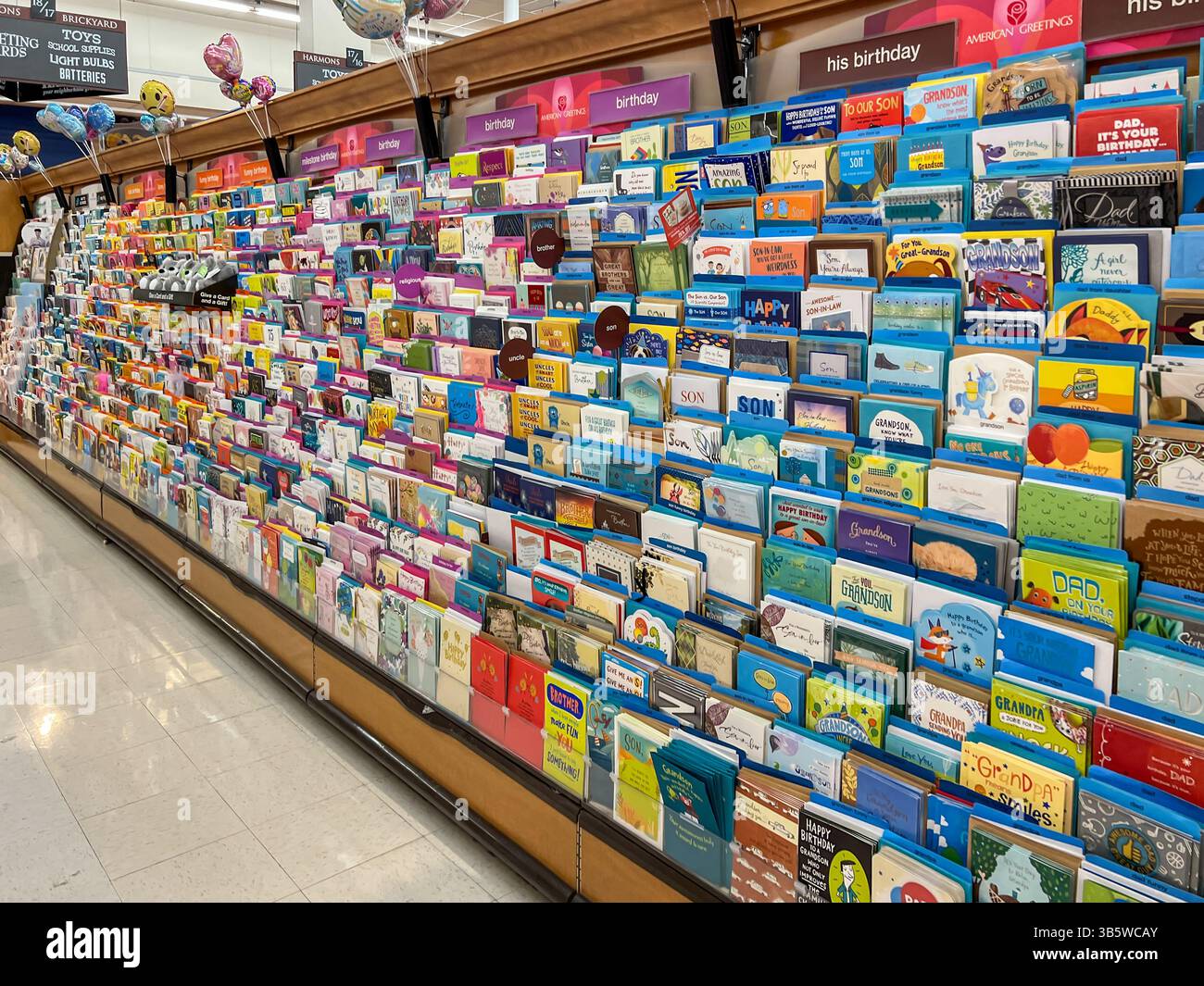 Carte d'anniversaire allée dans un supermarché à Salt Lake City, Utah, États-Unis. Banque D'Images