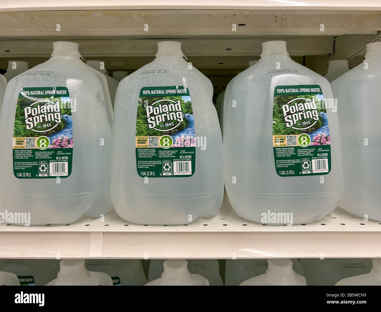 Pologne printemps 100% eau de source naturelle 1 gal. bouteille à vendre sur les étagères dans un supermarché. Boston, ma, États-Unis Banque D'Images