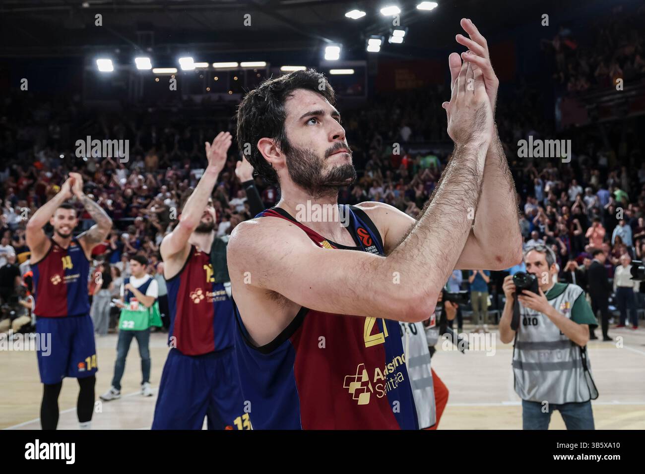 Alex Abrines of FC Barcelona celebrates the victory during the Turkish Airlines Euroleague, Play Offs match 4 between FC Barcelona and AS Monaco at Palau Blaugrana on May 02, 2025 in Barcelona, Spain. AFP7 02/05/2025 (Europa Press via AP) Banque D'Images