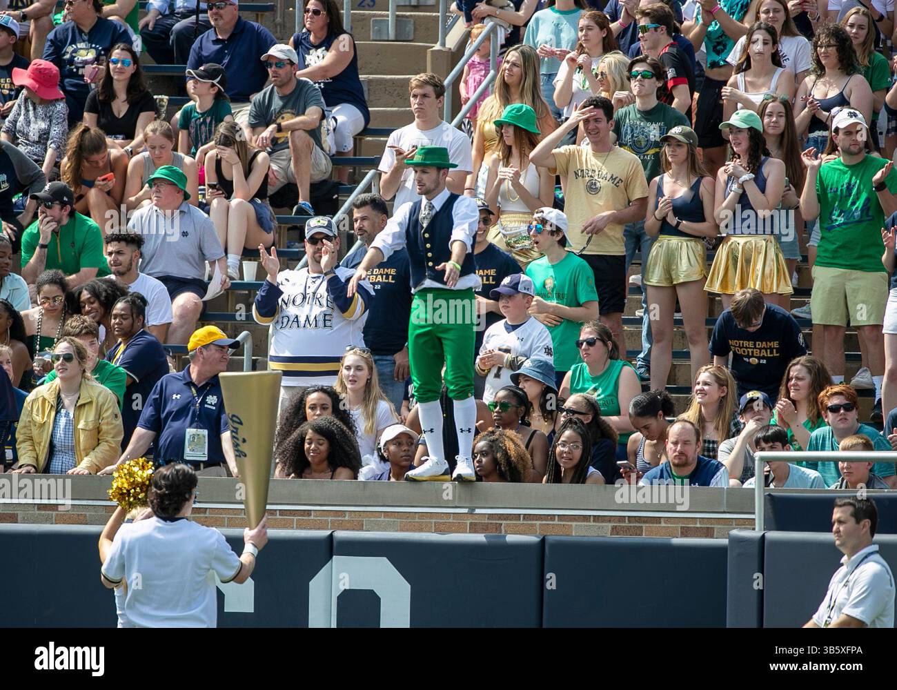 23 avril 2022 : section étudiante notre Dame lors du match annuel de football Blue-Gold Spring de notre Dame au stade notre Dame de South Bend, Indiana. L'or a vaincu Blue 13-10. John Mersits/CSM.(image de crédit : © John Mersits/CSM via ZUMA Press Wire) Banque D'Images