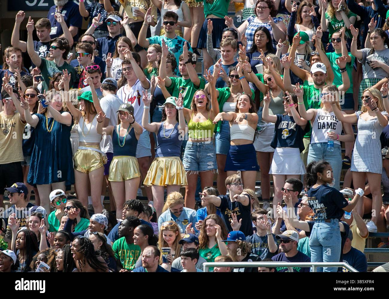 23 avril 2022 : section étudiante notre Dame lors du match annuel de football Blue-Gold Spring de notre Dame au stade notre Dame de South Bend, Indiana. L'or a vaincu Blue 13-10. John Mersits/CSM.(image de crédit : © John Mersits/CSM via ZUMA Press Wire) Banque D'Images