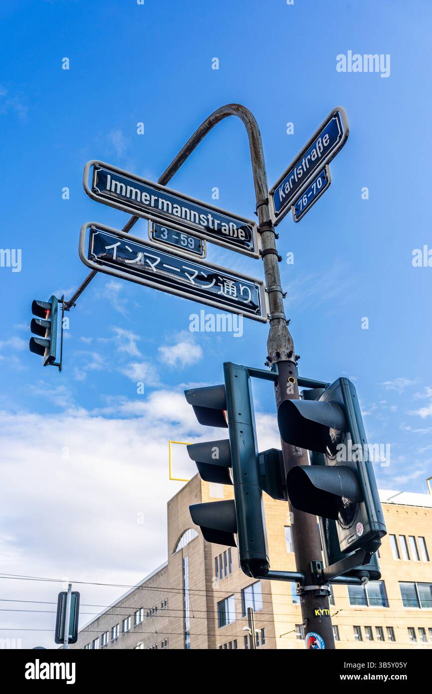 Feu de signalisation et panneaux de signalisation en langue allemande et japonaise à l'intersection de l'Immermannstrasse et de la Karlstrasse dans le quartier de Little Tokyo. Düsseldo Banque D'Images