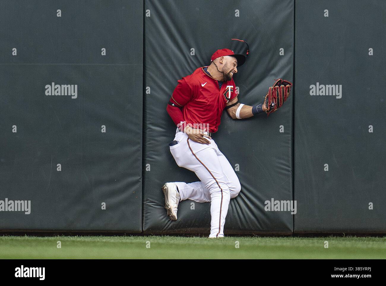 29 mai 2022, Minneapolis, MN, États-Unis : Royce Lewis, le centre de terrain des Twins du Minnesota, accroche une boule de mouche frappée par Emmanuel Rivera (26), troisième joueur de base des Kansas City Royals, en sixième manche, le dimanche 29 mai 2022, au Target Field à Minneapolis. Lewis a été blessé dans la pièce après qu'il est entré en collision avec le mur. (Crédit image : © Jerry Holt/Minneapolis Star Tribune/TNS via ZUMA Press Wire) Banque D'Images