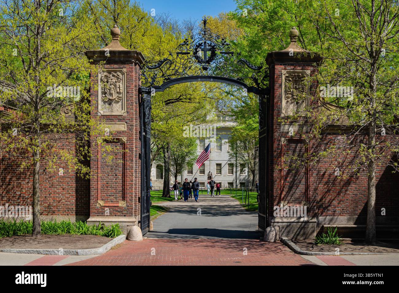 Cambridge, ma, États-Unis - 1er mai 2025 : porte d'entrée du campus de cette université privée de recherche Ivy League. Banque D'Images