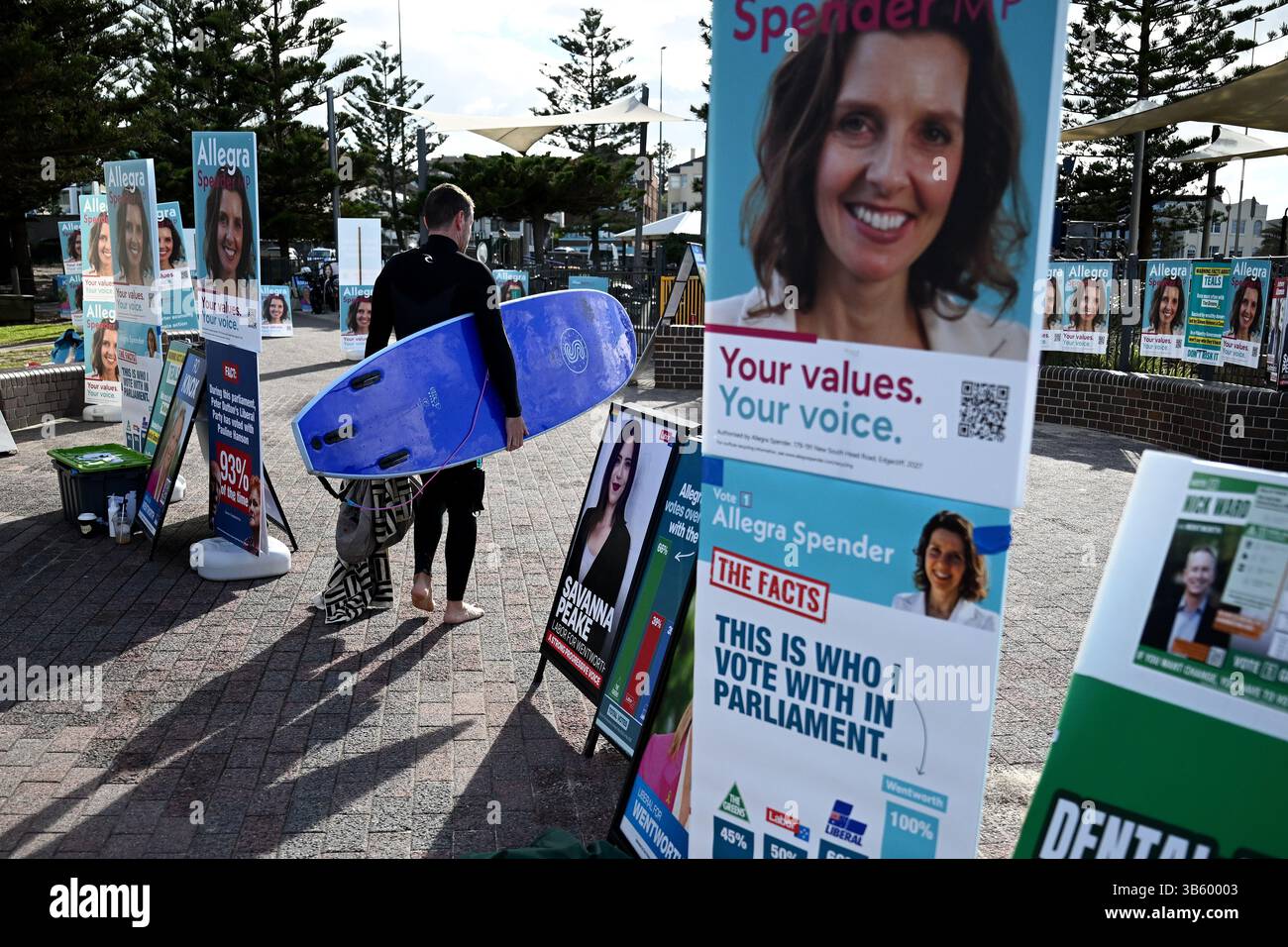 Sydney, Australie. 03 mai 2025. Les gens passent devant les corfltes de la campagne au Bondi Surf Bathers Life Saving Club à Sydney, le samedi 3 mai 2025. Les Australiens se rendent aux urnes pour élire le gouvernement fédéral. (AAP image/Bianca de Marchi) NO ARCHIVING Credit : Australian Associated Press/Alamy Live News Banque D'Images