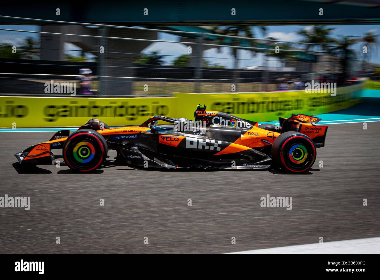 Miami, États-Unis. 2 mai 2025. Lando Norris du Royaume-Uni pilotant les (4) McLaren F1 Team MCL39 Mercedes, lors du Grand Prix de formule 1 Crypto.Com de Miami 2025. Crédit : Alessio Morgese / Emage / Alamy Live news Banque D'Images