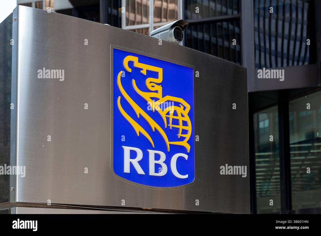 Toronto, Canada - 16 mai 2020 : RBC signe dans le quartier financier de Toronto. Banque D'Images