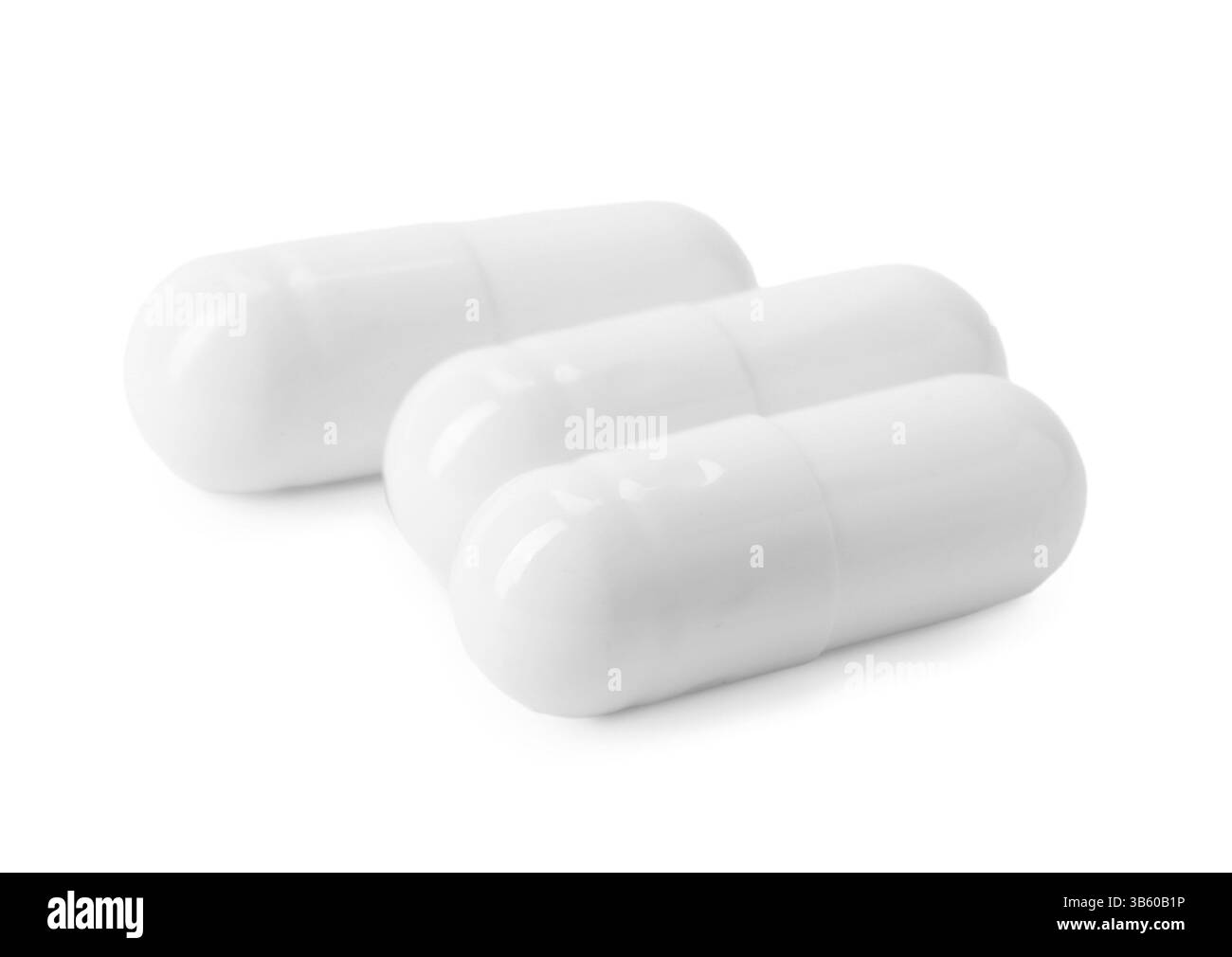 Capsules de collagène isolées sur blanc. Complément alimentaire Banque D'Images