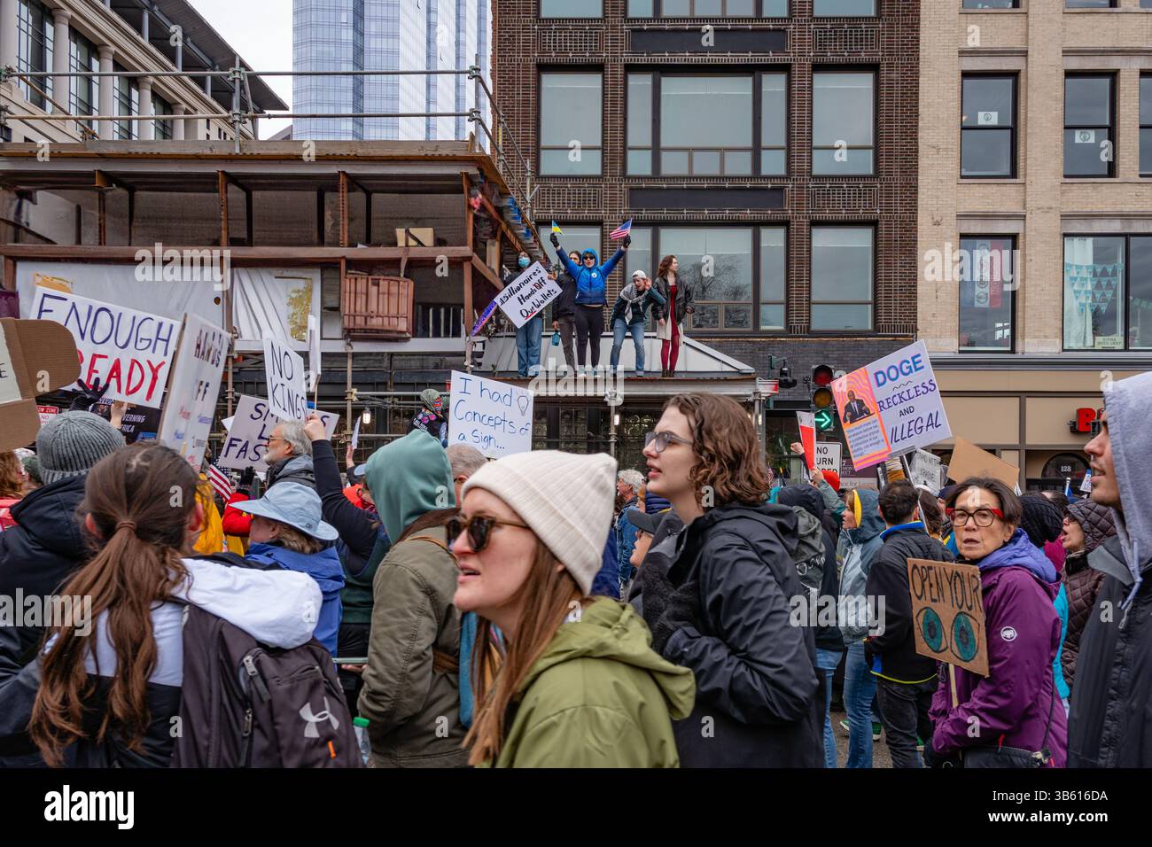 Boston, ma, États-Unis-5 avril 2025 : manifestation anti-Trump avec la pancarte indiquant « la science sauve des vies ». Les foules étaient au nombre de 100 000 à Boston et 3 millions dans tout le pays. Banque D'Images