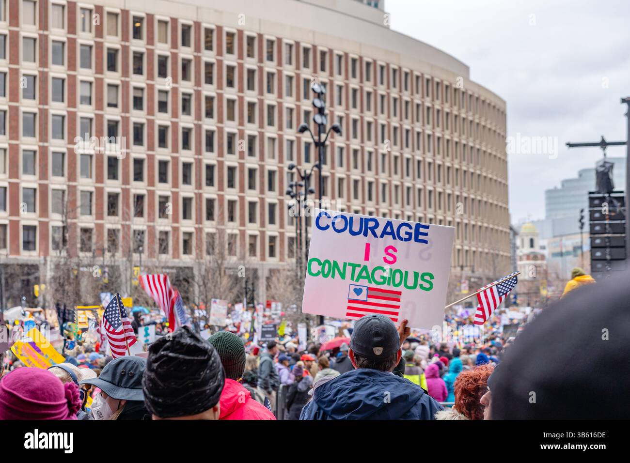Boston, ma, États-Unis-5 avril 2025 : manifestation anti-Trump avec la pancarte indiquant « la science sauve des vies ». Les foules étaient au nombre de 100 000 à Boston et 3 millions dans tout le pays. Banque D'Images