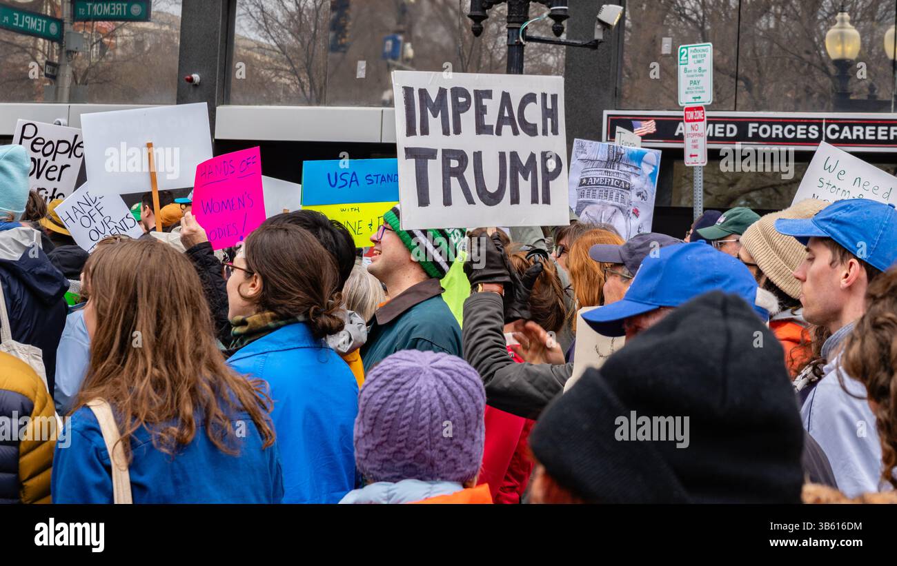 Boston, ma, États-Unis-5 avril 2025 : manifestation anti-Trump avec la pancarte indiquant « la science sauve des vies ». Les foules étaient au nombre de 100 000 à Boston et 3 millions dans tout le pays. Banque D'Images