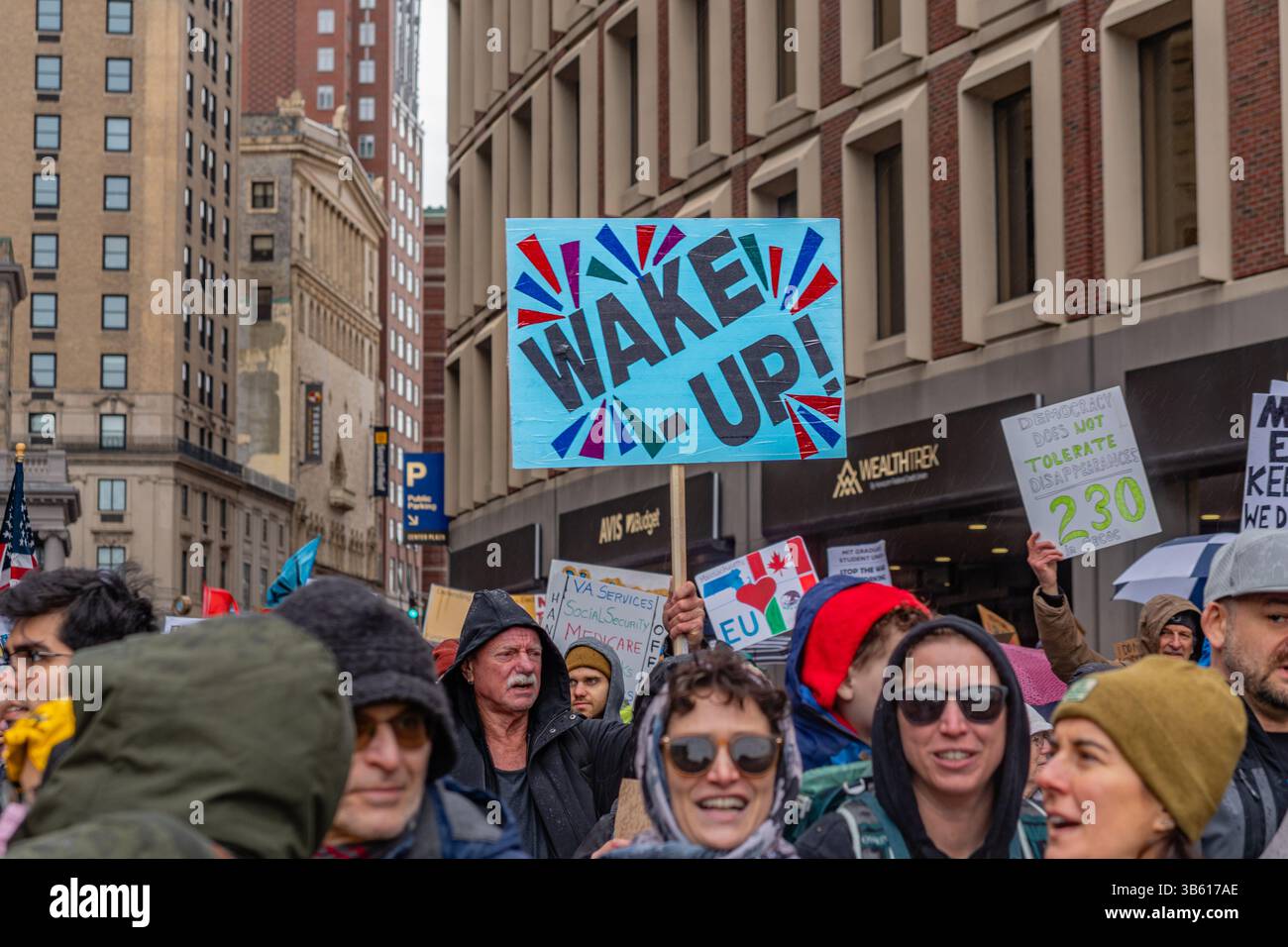 Boston, ma, États-Unis-5 avril 2025 : manifestation anti-Trump avec la pancarte indiquant « la science sauve des vies ». Les foules étaient au nombre de 100 000 à Boston et 3 millions dans tout le pays. Banque D'Images