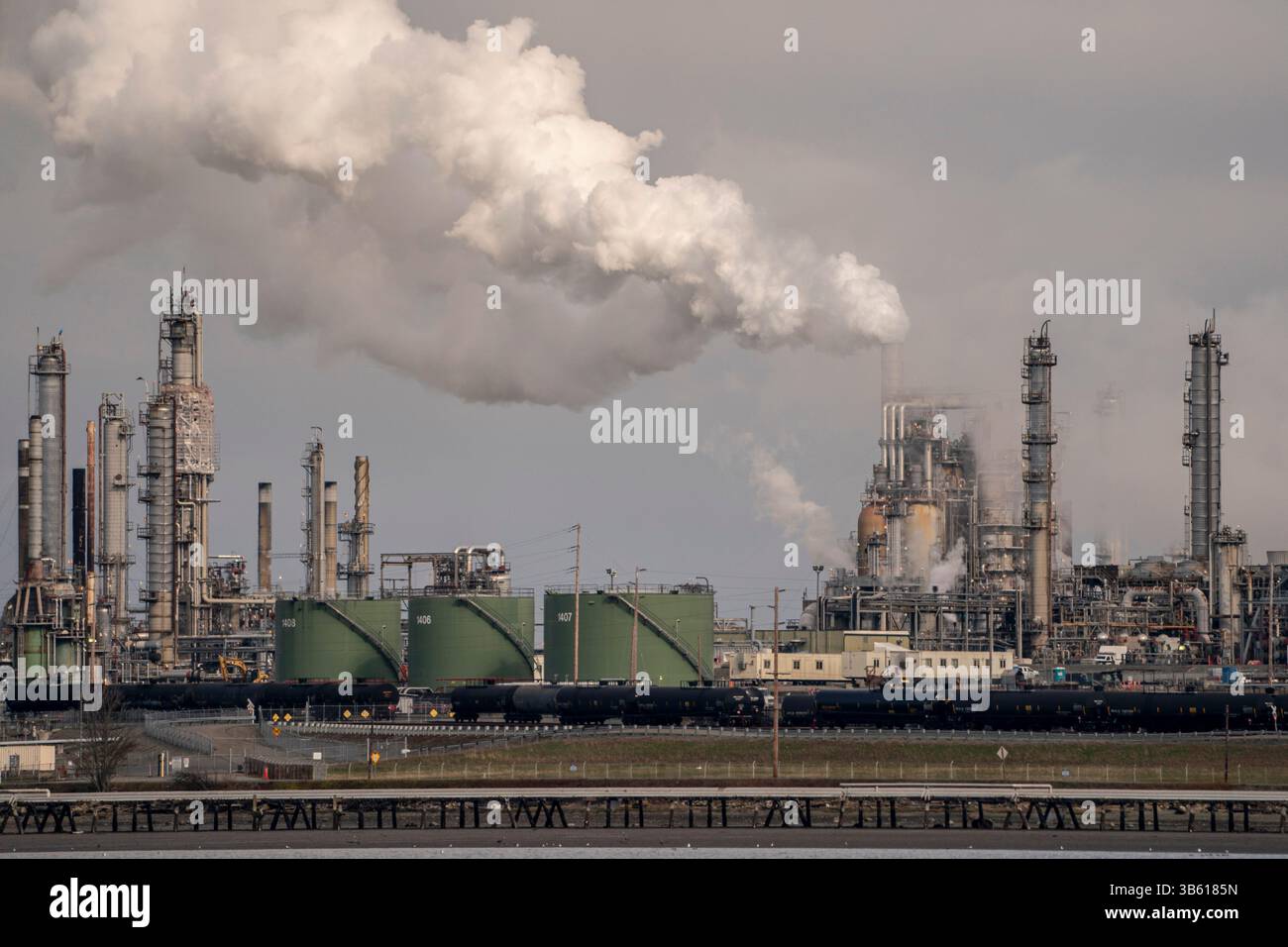 7 mars 2022, Anacortes, Washington, États-Unis : la raffinerie Marathon Anacortes est vue à Anacortes, Washington, le 7 mars 2022. Les prix du pétrole continuent de fluctuer à mesure que l'invasion russe de l'Ukraine se poursuit. (Image de crédit : © David Ryder/ZUMA Press Wire) Banque D'Images