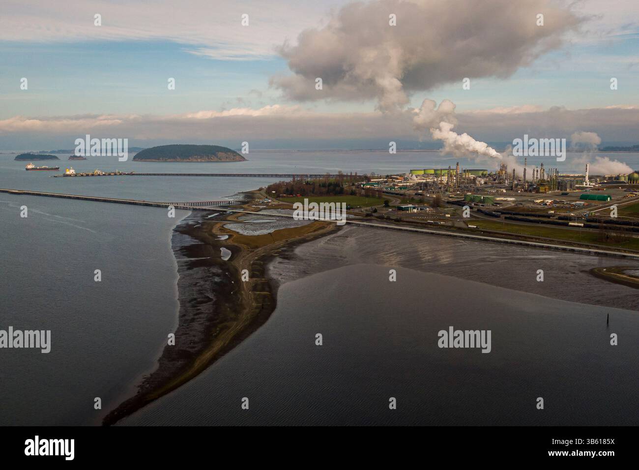 7 mars 2022, Anacortes, Washington, USA : des pétroliers attendent près de la raffinerie Marathon Anacortes, vue dans ce drone vue aérienne à Anacortes, Washington le 7 mars 2022. Les prix du pétrole continuent de fluctuer alors que l'invasion russe de l'Ukraine se poursuit. (Crédit image : © David Ryder/ZUMA Press Wire) Banque D'Images