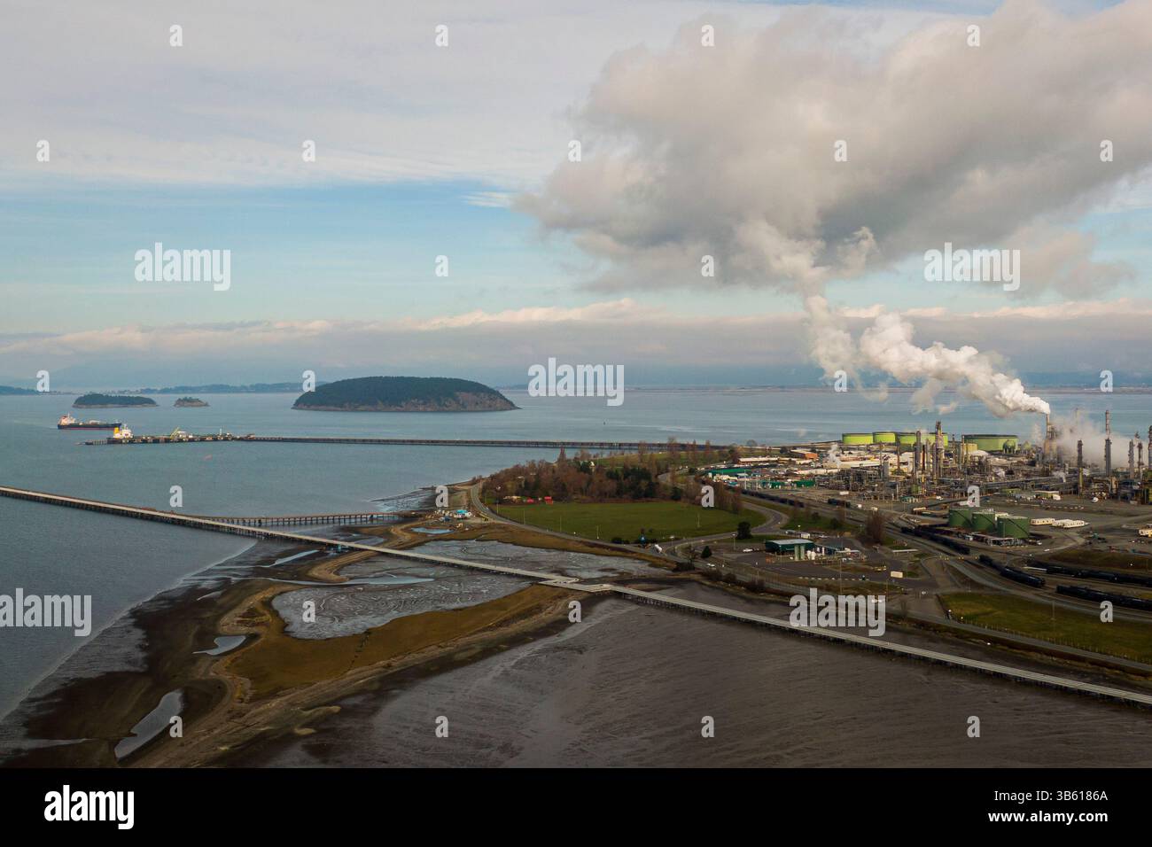 7 mars 2022, Anacortes, Washington, USA : des pétroliers attendent près de la raffinerie Marathon Anacortes, vue dans ce drone vue aérienne à Anacortes, Washington le 7 mars 2022. Les prix du pétrole continuent de fluctuer alors que l'invasion russe de l'Ukraine se poursuit. (Crédit image : © David Ryder/ZUMA Press Wire) Banque D'Images