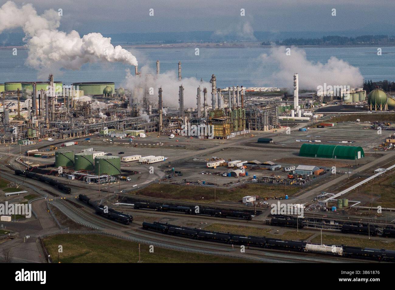 7 mars 2022, Anacortes, Washington, USA : la raffinerie Marathon Anacortes est vue dans ce drone vue aérienne à Anacortes, Washington le 7 mars 2022. Les prix du pétrole continuent de fluctuer alors que l'invasion russe de l'Ukraine se poursuit. (Crédit image : © David Ryder/ZUMA Press Wire) Banque D'Images