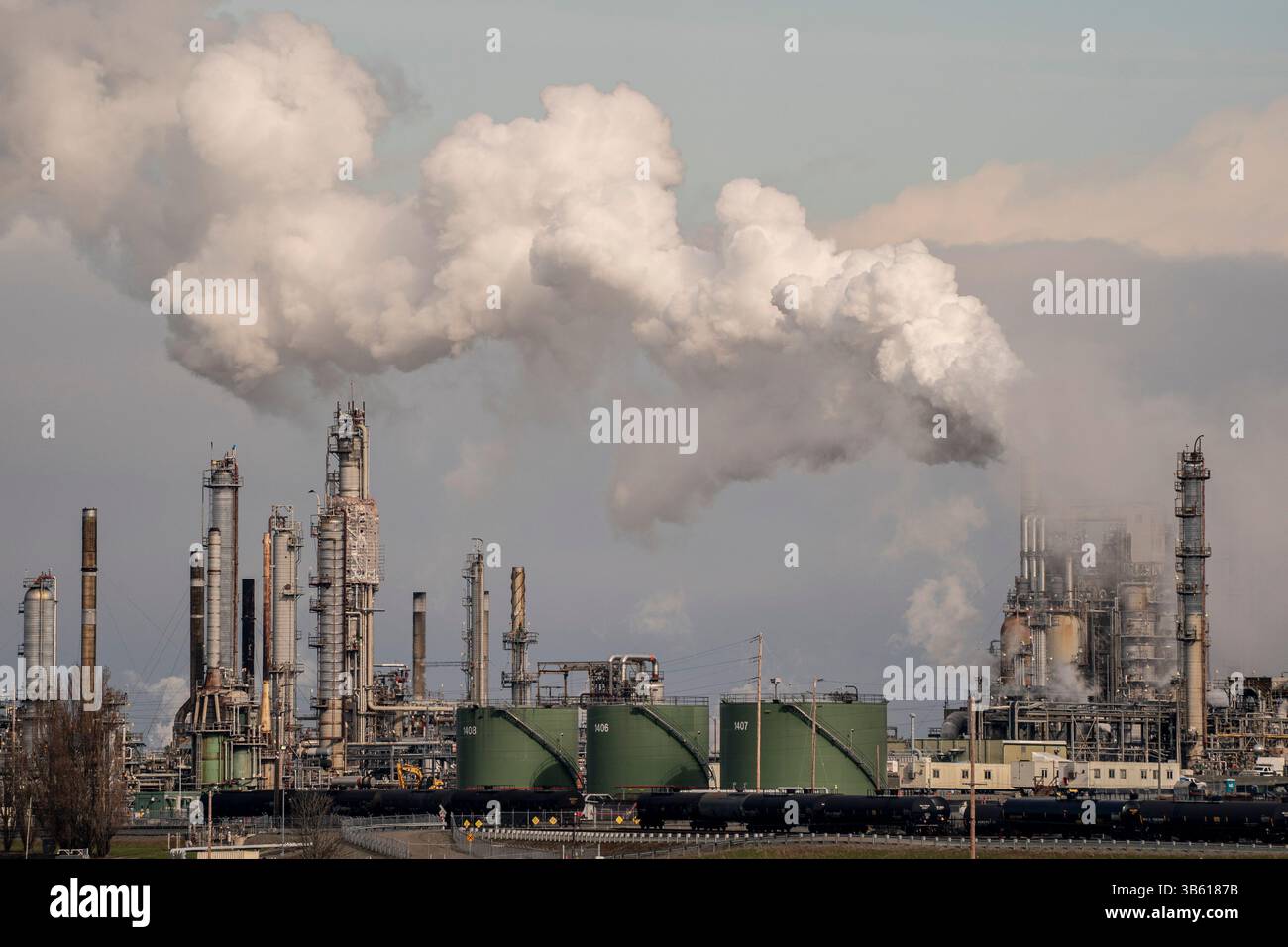 7 mars 2022, Anacortes, Washington, États-Unis : la raffinerie Marathon Anacortes est vue à Anacortes, Washington, le 7 mars 2022. Les prix du pétrole continuent de fluctuer à mesure que l'invasion russe de l'Ukraine se poursuit. (Image de crédit : © David Ryder/ZUMA Press Wire) Banque D'Images