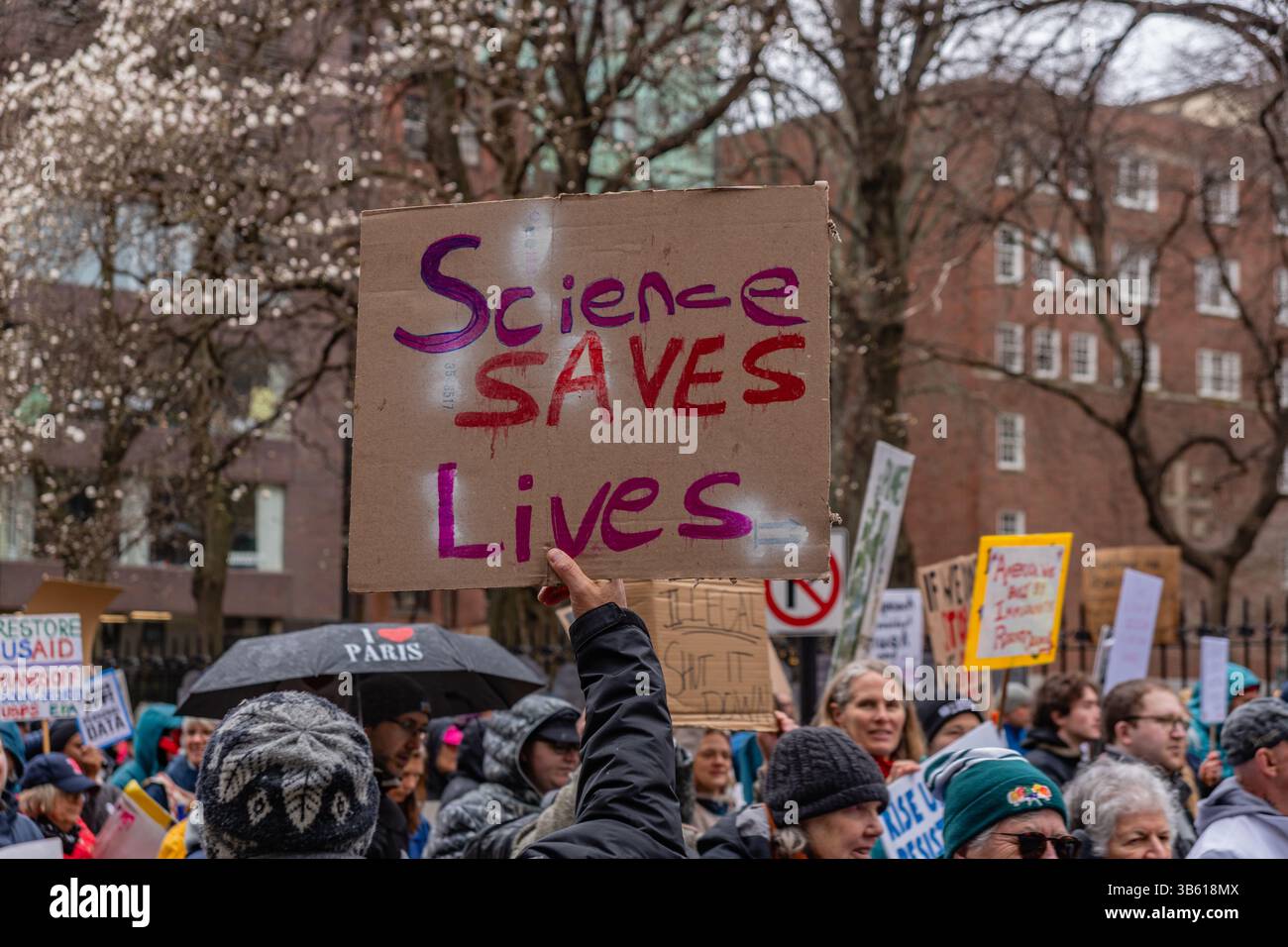 Boston, ma, États-Unis-5 avril 2025 : manifestation anti-Trump avec la pancarte indiquant « la science sauve des vies ». Les foules étaient au nombre de 100 000 à Boston et 3 millions dans tout le pays. Banque D'Images