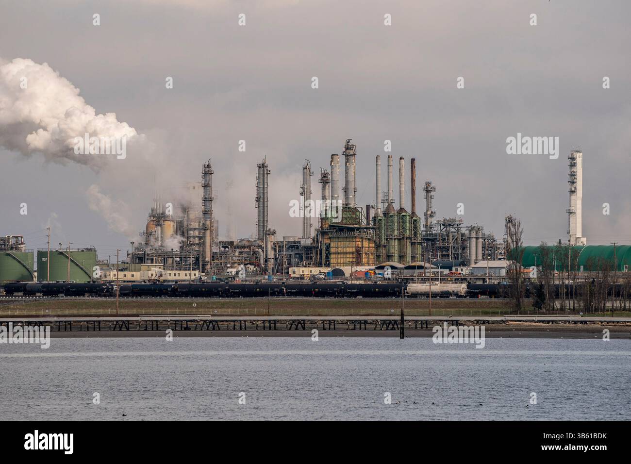 7 mars 2022, Anacortes, Washington, États-Unis : la raffinerie Marathon Anacortes est vue à Anacortes, Washington, le 7 mars 2022. Les prix du pétrole continuent de fluctuer à mesure que l'invasion russe de l'Ukraine se poursuit. (Image de crédit : © David Ryder/ZUMA Press Wire) Banque D'Images