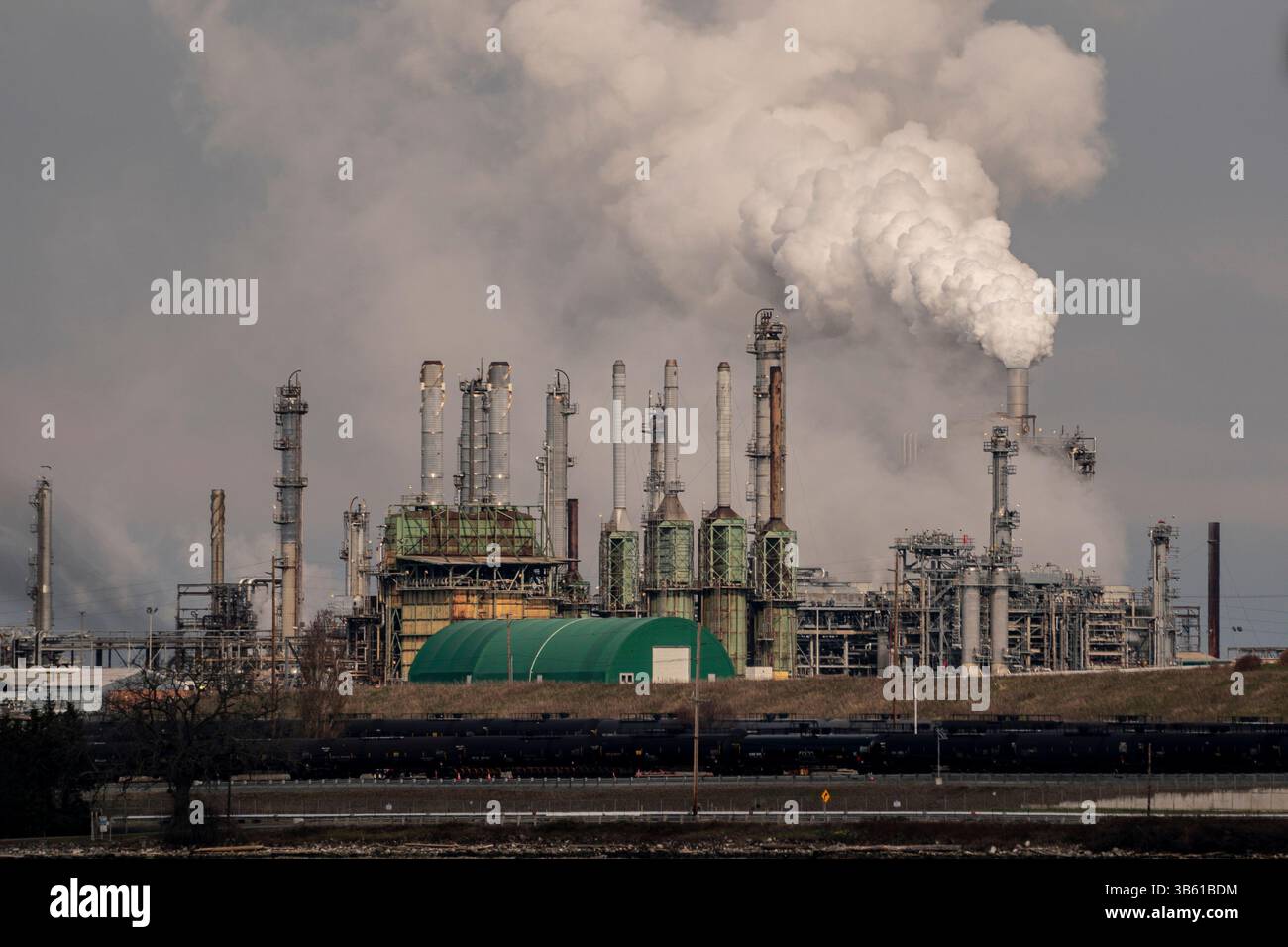 7 mars 2022, Anacortes, Washington, États-Unis : la raffinerie Marathon Anacortes est vue à Anacortes, Washington, le 7 mars 2022. Les prix du pétrole continuent de fluctuer à mesure que l'invasion russe de l'Ukraine se poursuit. (Image de crédit : © David Ryder/ZUMA Press Wire) Banque D'Images