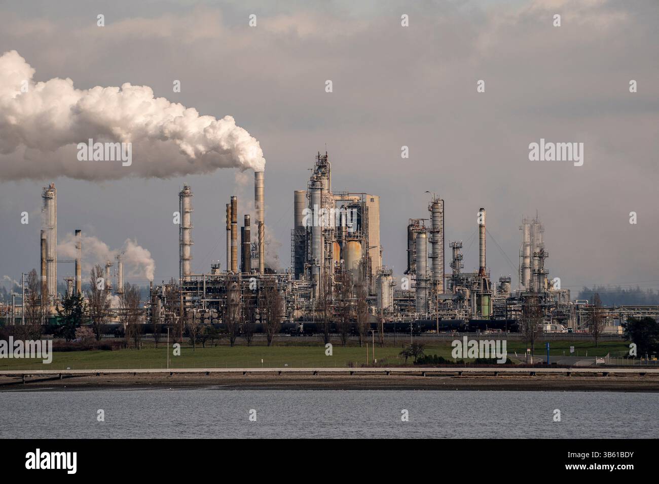 7 mars 2022, Anacortes, Washington, États-Unis : la raffinerie Marathon Anacortes est vue à Anacortes, Washington, le 7 mars 2022. Les prix du pétrole continuent de fluctuer à mesure que l'invasion russe de l'Ukraine se poursuit. (Image de crédit : © David Ryder/ZUMA Press Wire) Banque D'Images