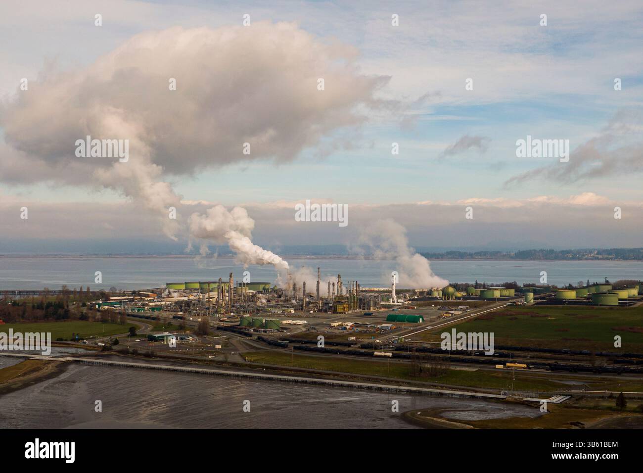 7 mars 2022, Anacortes, Washington, USA : la raffinerie Marathon Anacortes est vue dans ce drone vue aérienne à Anacortes, Washington le 7 mars 2022. Les prix du pétrole continuent de fluctuer alors que l'invasion russe de l'Ukraine se poursuit. (Crédit image : © David Ryder/ZUMA Press Wire) Banque D'Images