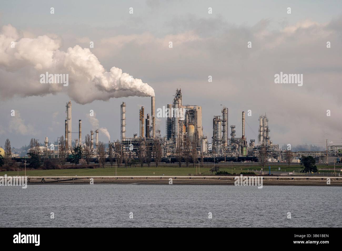 7 mars 2022, Anacortes, Washington, États-Unis : la raffinerie Marathon Anacortes est vue à Anacortes, Washington, le 7 mars 2022. Les prix du pétrole continuent de fluctuer à mesure que l'invasion russe de l'Ukraine se poursuit. (Image de crédit : © David Ryder/ZUMA Press Wire) Banque D'Images