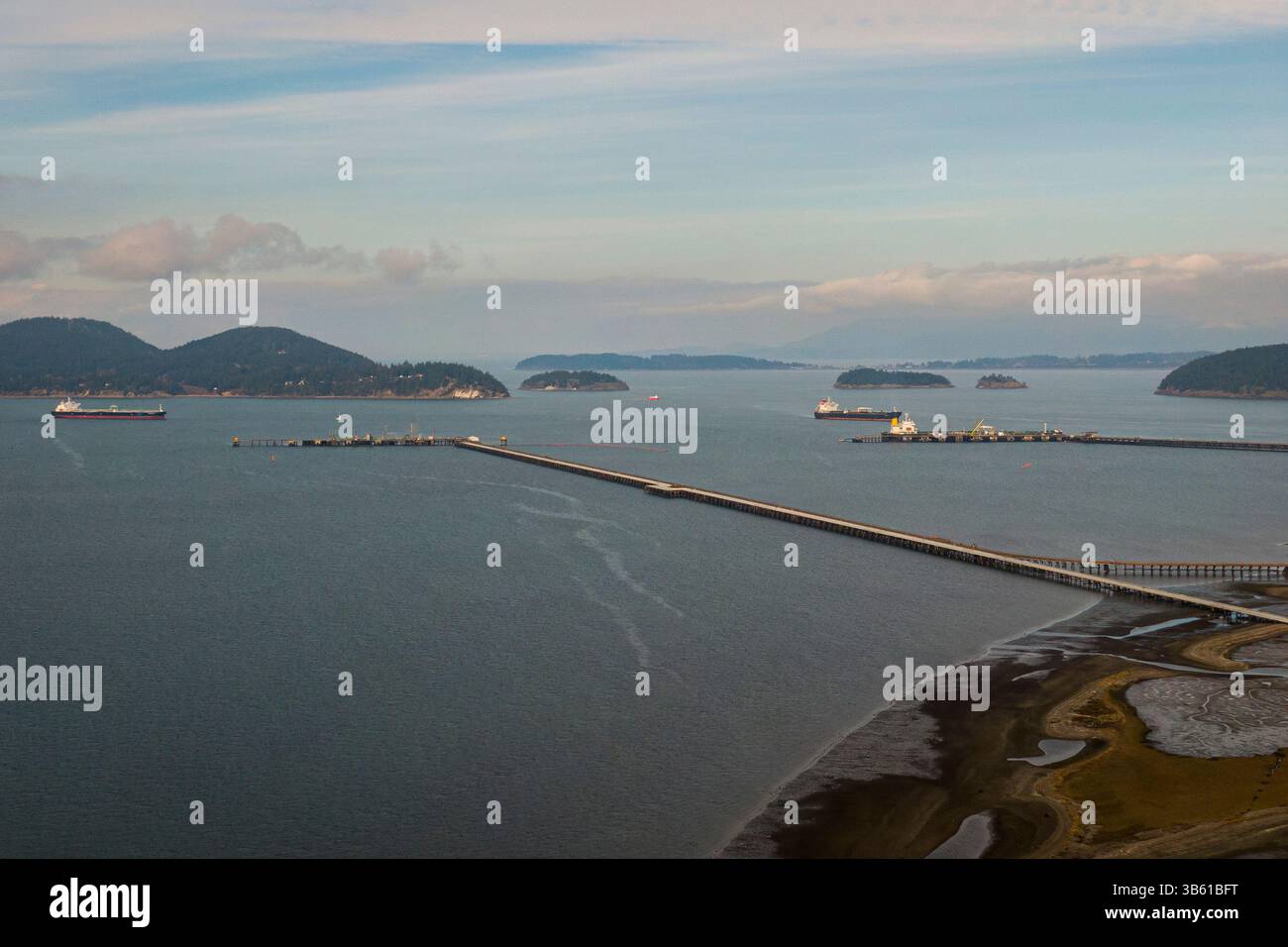 7 mars 2022, Anacortes, Washington, USA : des pétroliers attendent près de la raffinerie Marathon Anacortes, vue dans ce drone vue aérienne à Anacortes, Washington le 7 mars 2022. Les prix du pétrole continuent de fluctuer alors que l'invasion russe de l'Ukraine se poursuit. (Crédit image : © David Ryder/ZUMA Press Wire) Banque D'Images
