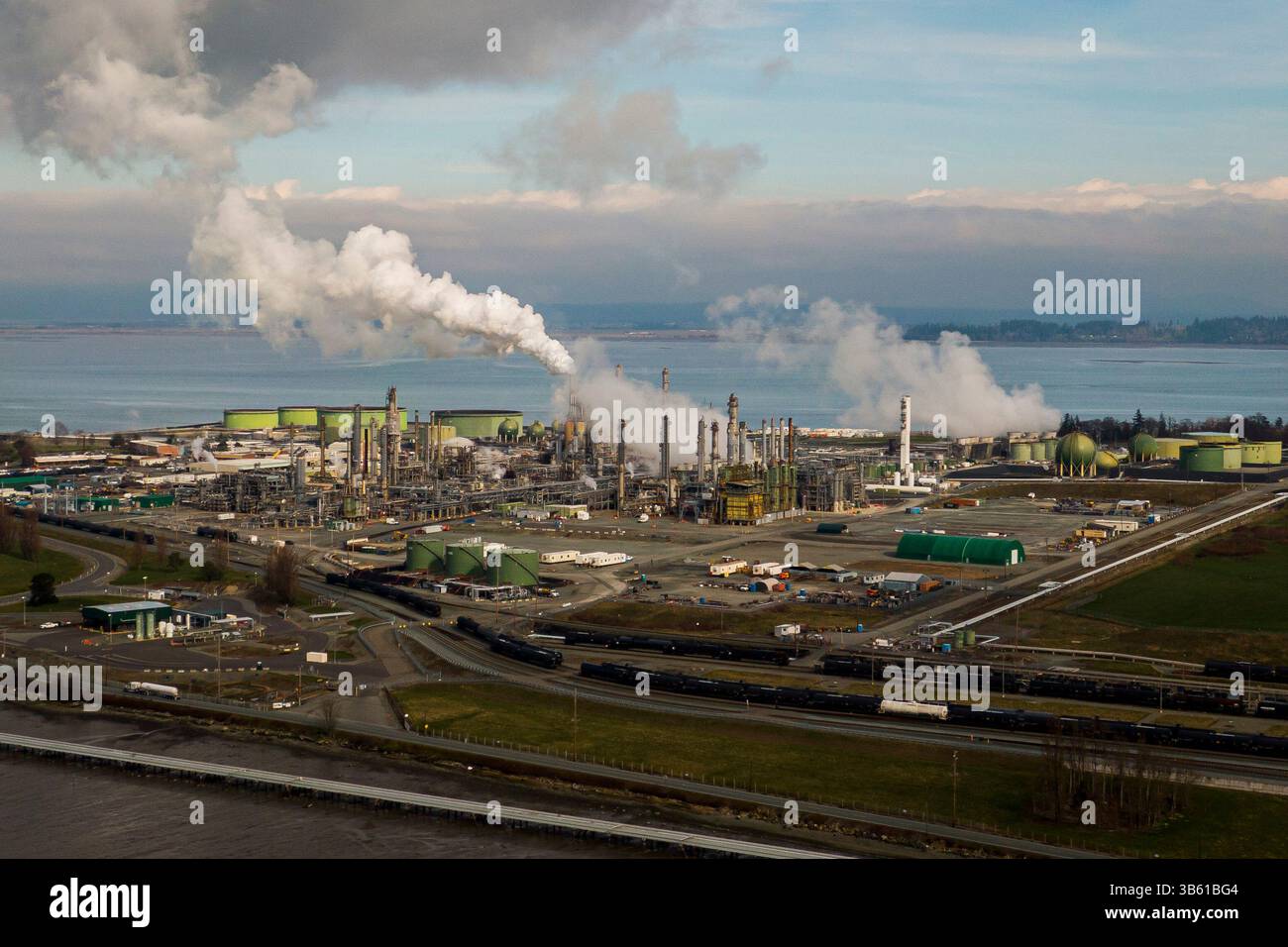 7 mars 2022, Anacortes, Washington, USA : la raffinerie Marathon Anacortes est vue dans ce drone vue aérienne à Anacortes, Washington le 7 mars 2022. Les prix du pétrole continuent de fluctuer alors que l'invasion russe de l'Ukraine se poursuit. (Crédit image : © David Ryder/ZUMA Press Wire) Banque D'Images