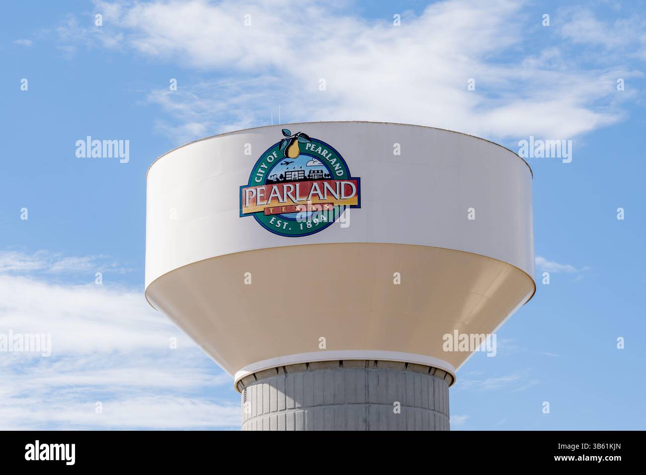 Pearland, Texas, États-Unis - 19 février 2022 : réservoir d'eau de la ville de Pearland avec ciel bleu. Banque D'Images