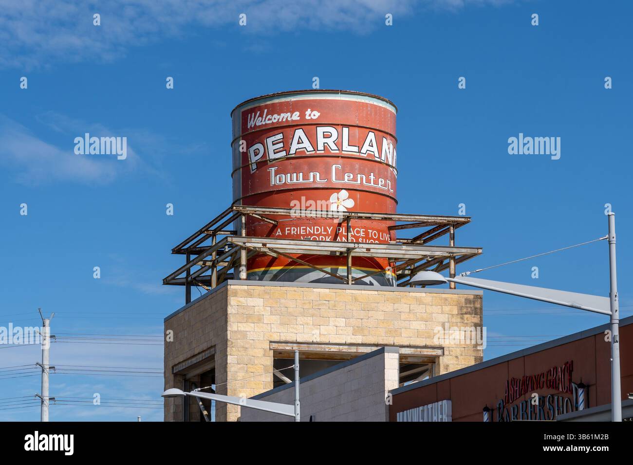 Bienvenue à Pearland Town Center signe sur un réservoir au-dessus du toit à Pearland, Texas, États-Unis Banque D'Images