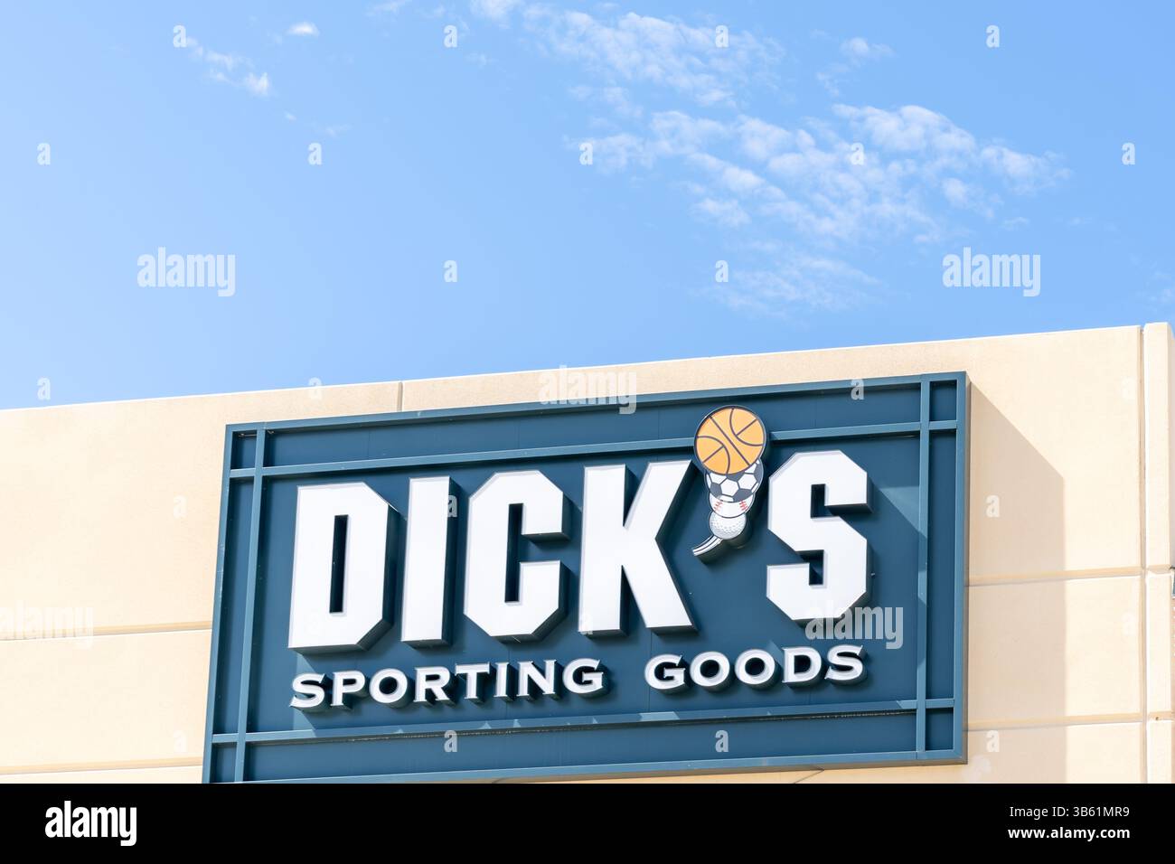 Gros plan de l'affiche du magasin d'articles de sport Dick's sur le mur. Pearland, Texas, États-Unis Banque D'Images