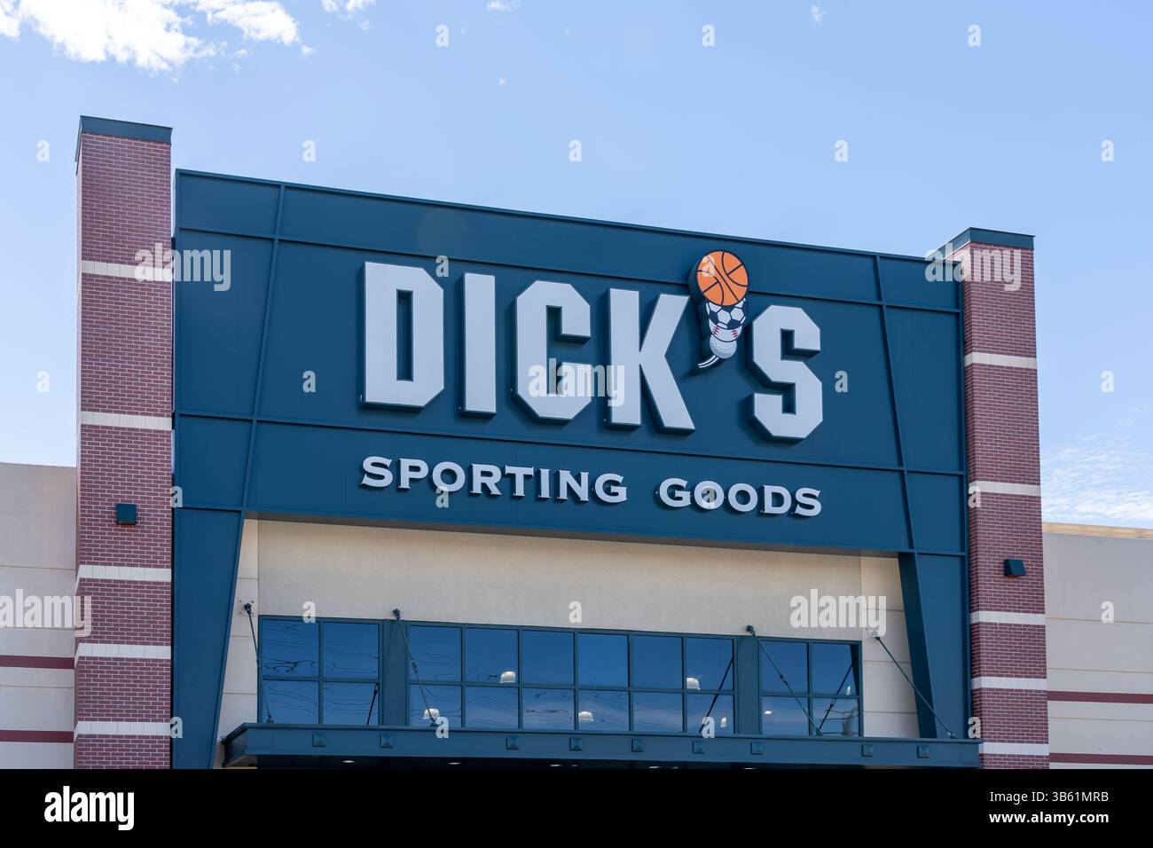 Gros plan de l'affiche du magasin d'articles de sport Dick's sur le mur. Pearland, Texas, États-Unis Banque D'Images