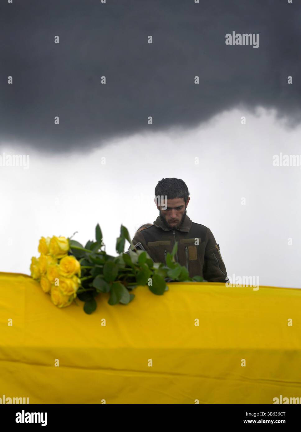 24 juin 2022, Kharkiv, Ukraine : un jeune soldat à des funérailles, à la périphérie de la ville de Kharkov est le cimetière 18. C’est sur le héros de la course spatiale soviétique Y. Gagarine rue, Forces armées de l’Ukraine a déjà enterré plus de 100 soldats locaux, qui sont tombés devant les troupes russes sont enterrés. Comme auparavant avec l'Union soviétique, ils ont toujours souffert des attaques de guerre de la Russie, et le cimetière 18 met en valeur cette relation asymétrique. Les pierres tombales des combattants qui sont morts lors de l'attaque menée par Poutine dans le Donbass, il y a des années. À côté des morts d'hier sont les morts d'aujourd'hui et très probablement beaucoup m Banque D'Images